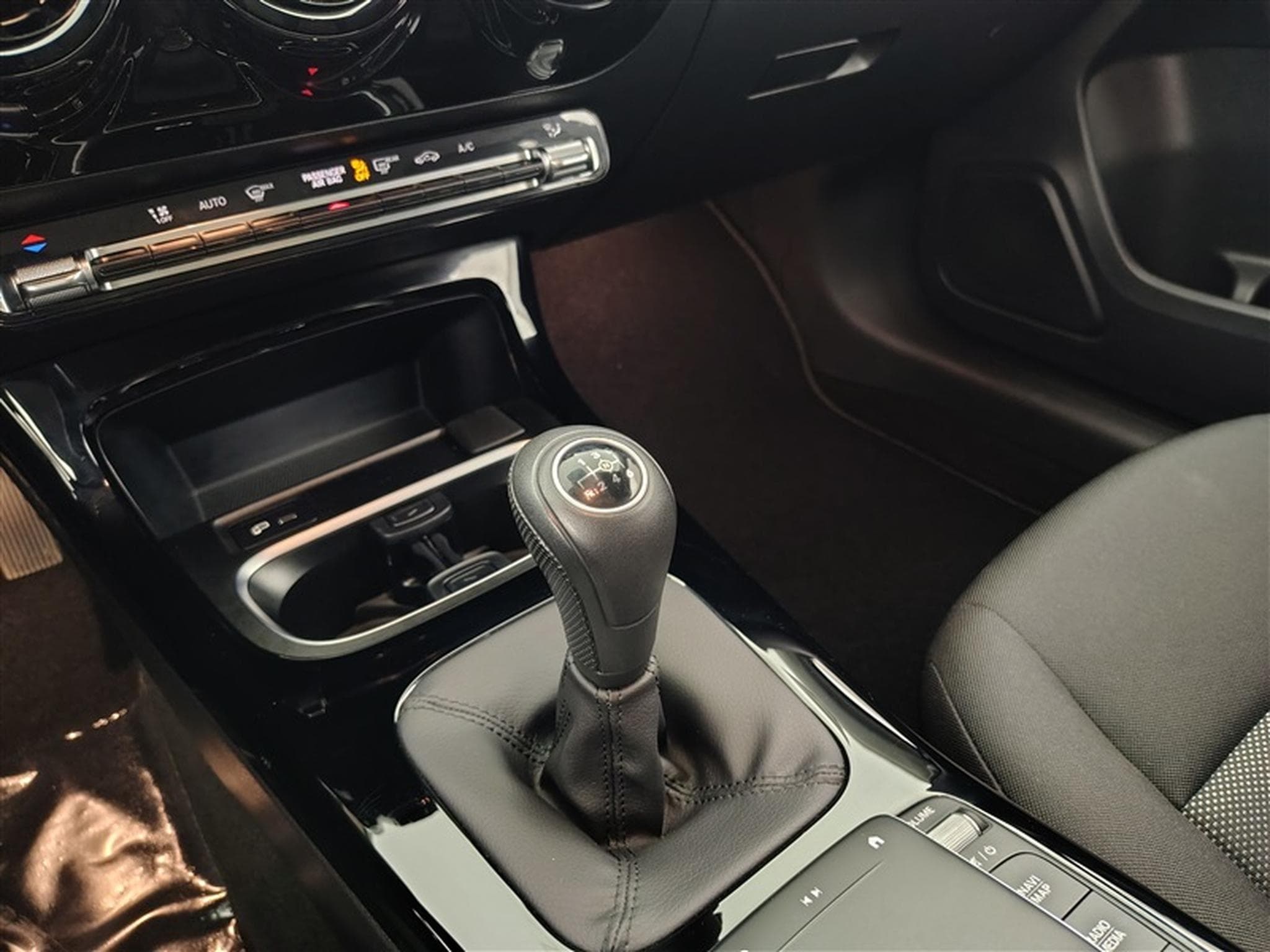 Mercedes A 180 A 180  Business solution NAVI/ LED/JA (2022) - Photo 12