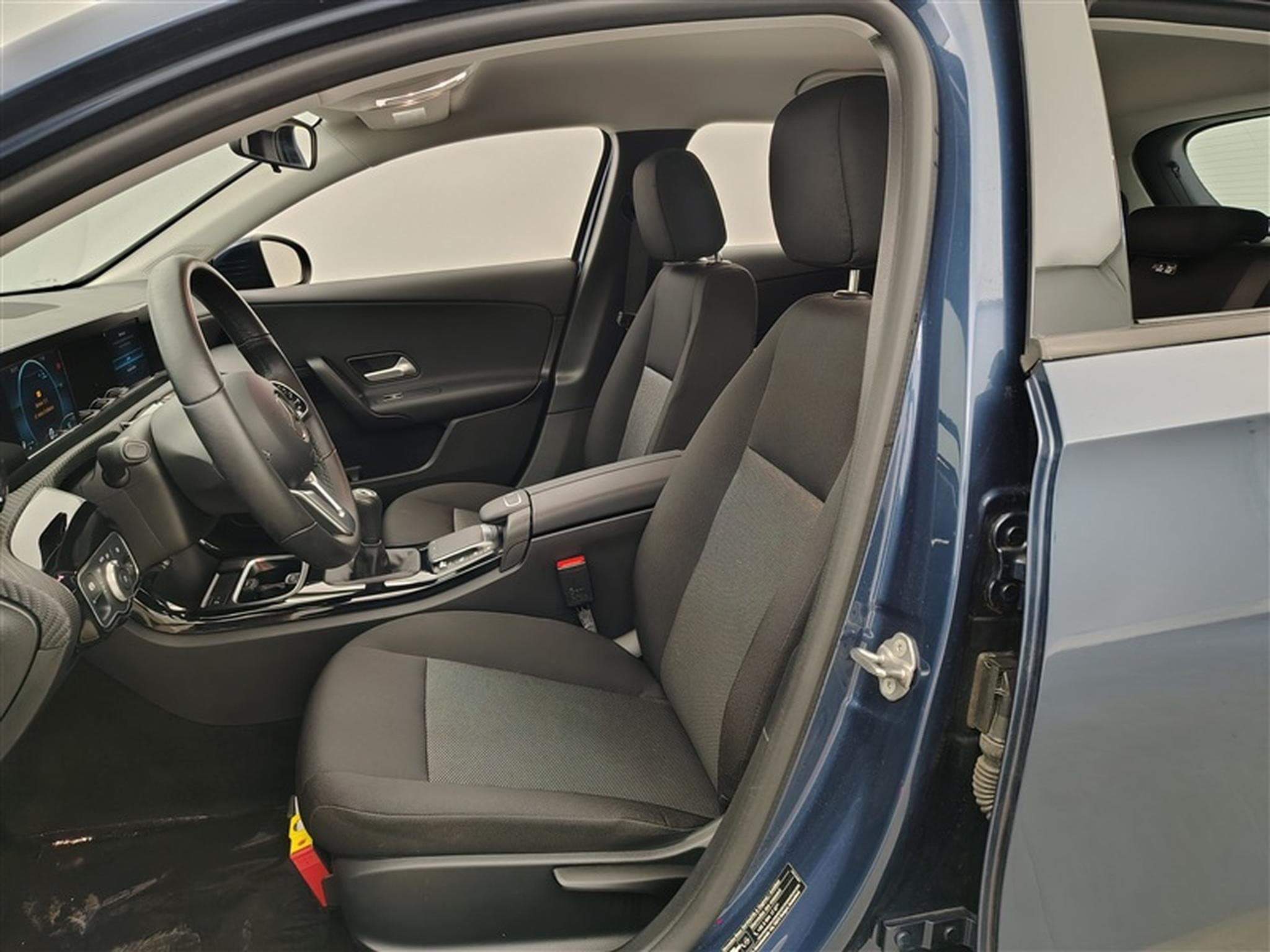 Mercedes A 180 A 180  Business solution NAVI/ LED/JA (2022) - Photo 7