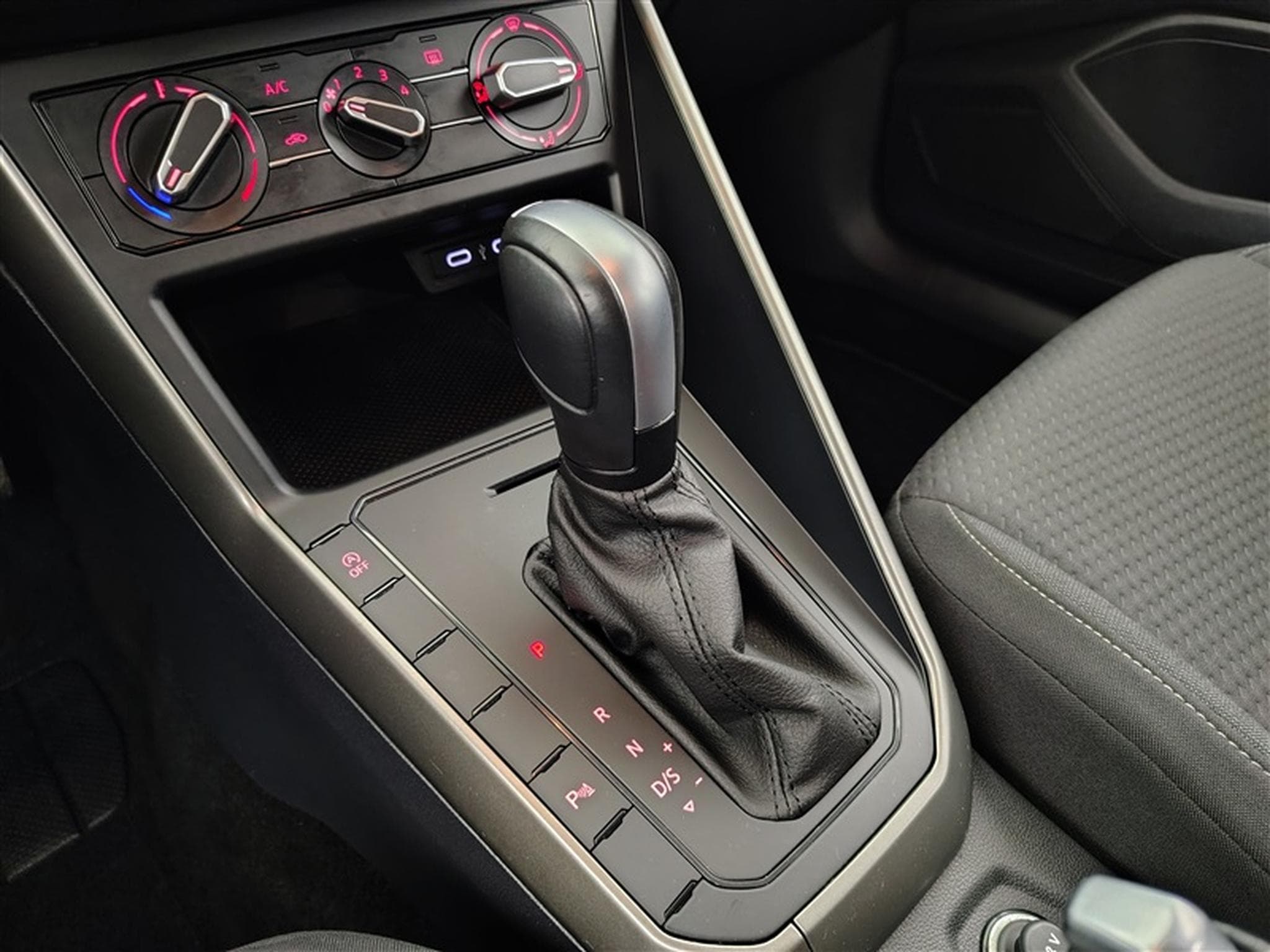 VW Polo 1.0 TSi Comfortline DSG NAVI / CARPLAY (2021) - Photo 12