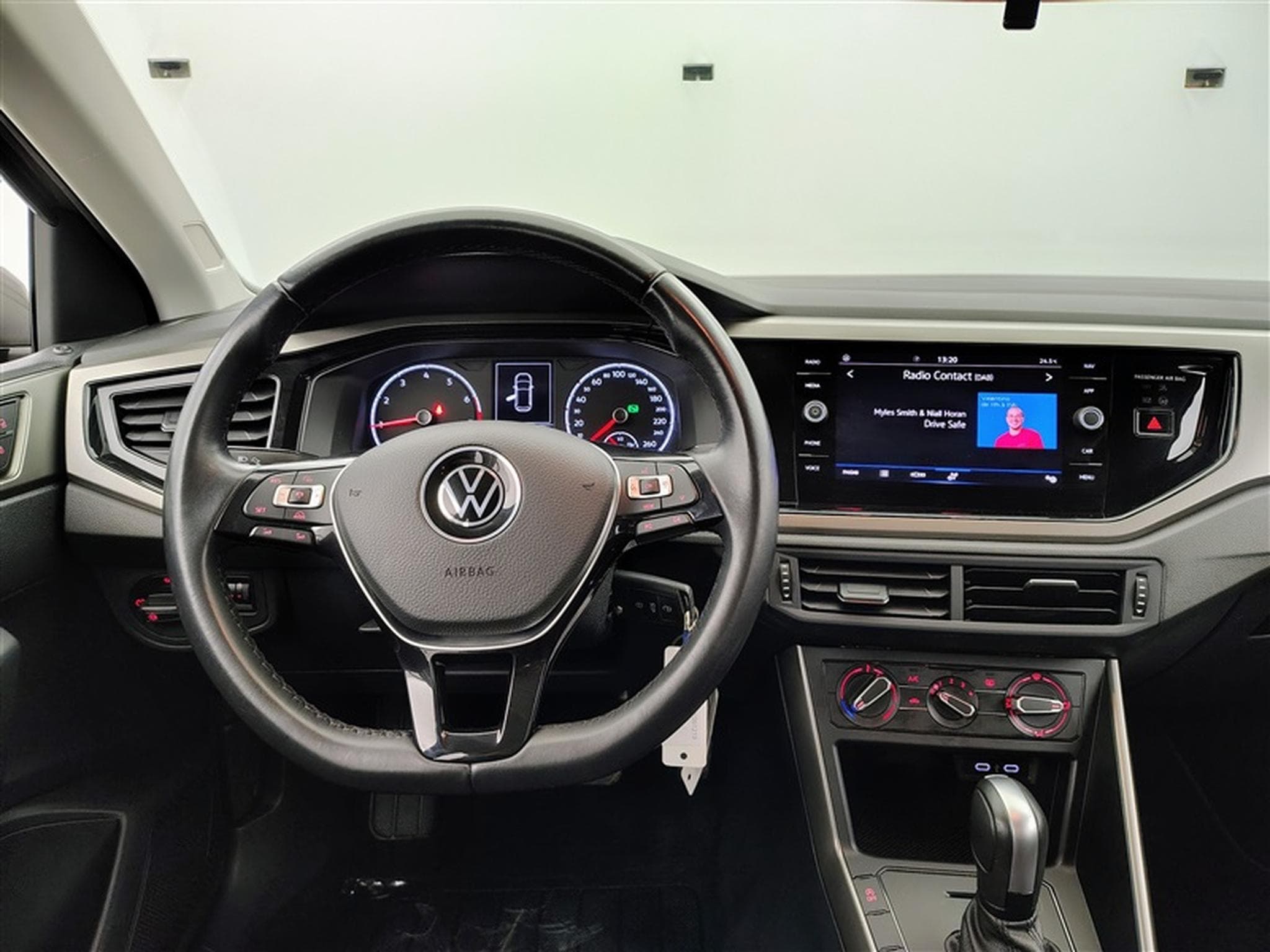 VW Polo 1.0 TSi Comfortline DSG NAVI / CARPLAY (2021) - Photo 9