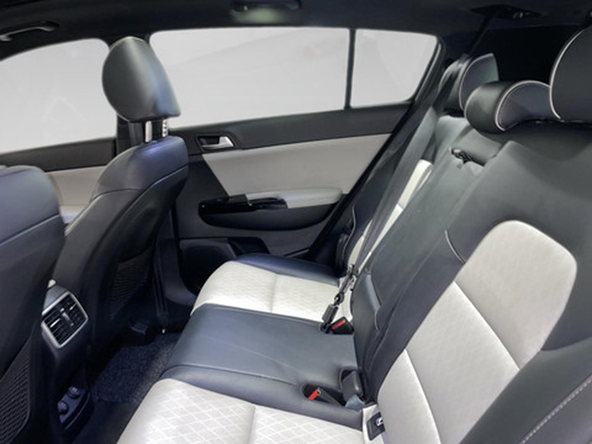 Kia Sportage 1.6 T-GDI 4WD GT-Line (2019) - Photo 11