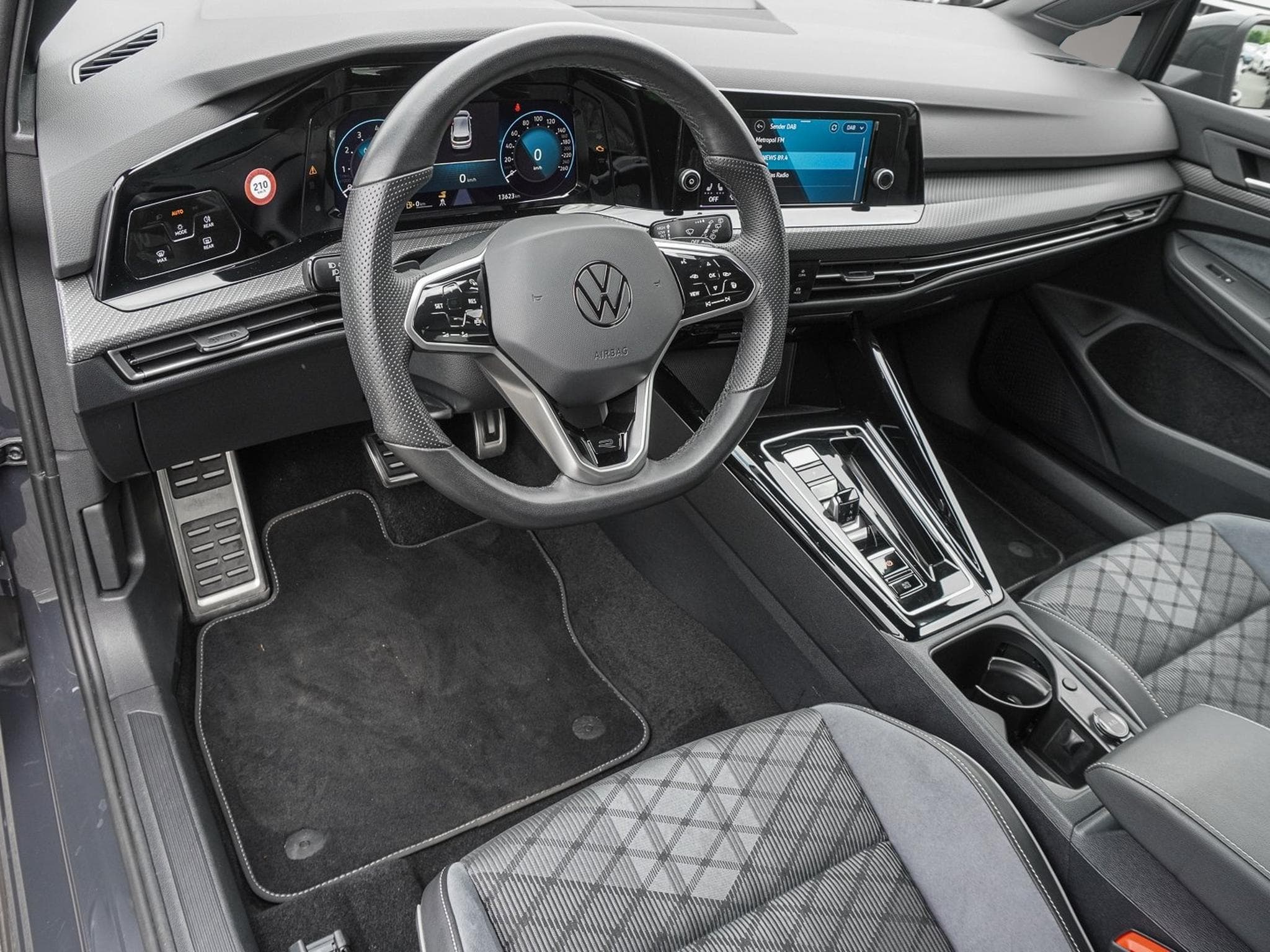 VW Golf (2024) - Photo 7