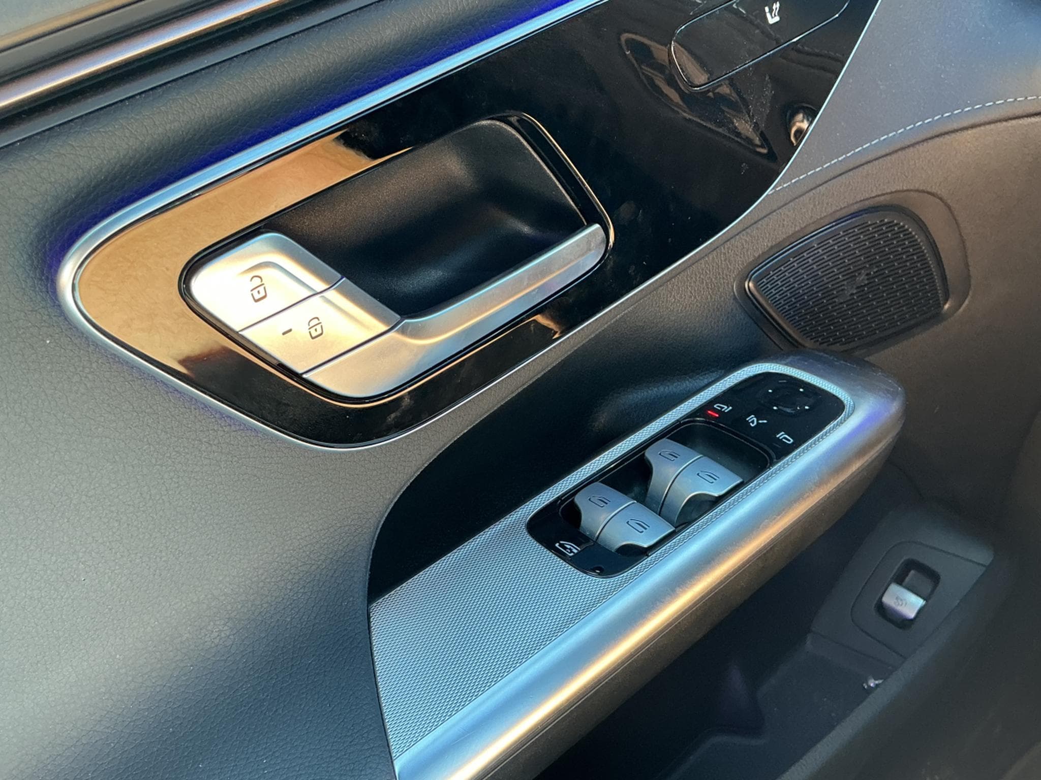 Mercedes EQE 300 Standard (2023) - Photo 15