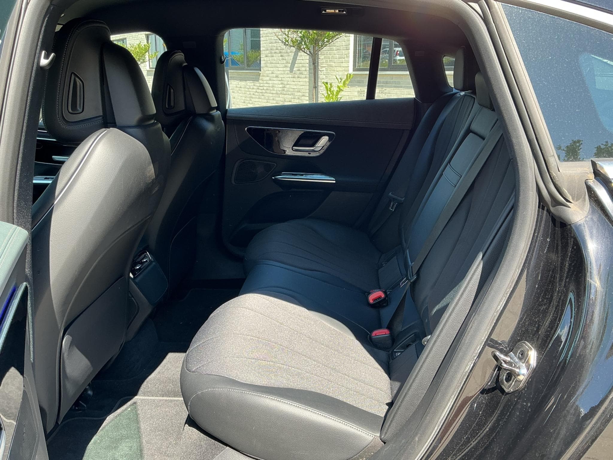 Mercedes EQE 300 Standard (2023) - Photo 6