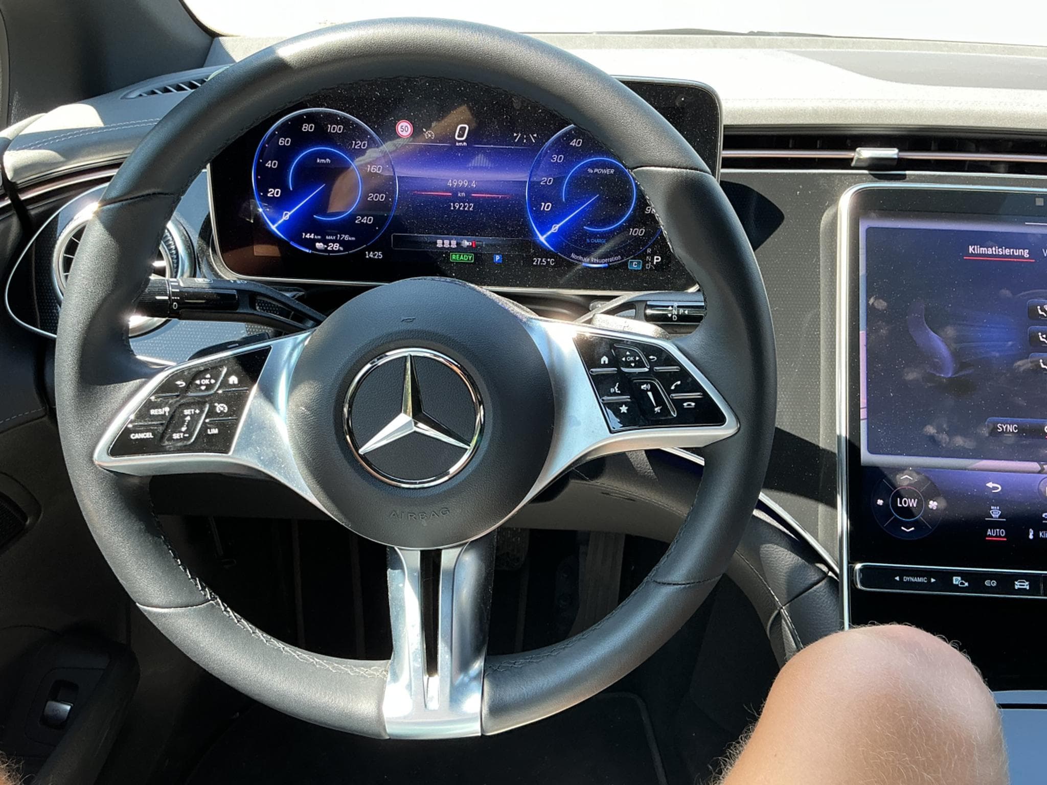 Mercedes EQE 300 Standard (2023) - Photo 8