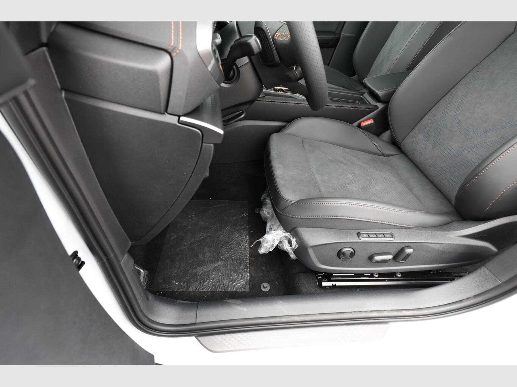 Cupra Leon DSG IntelliD Nav (2026) - Photo 13