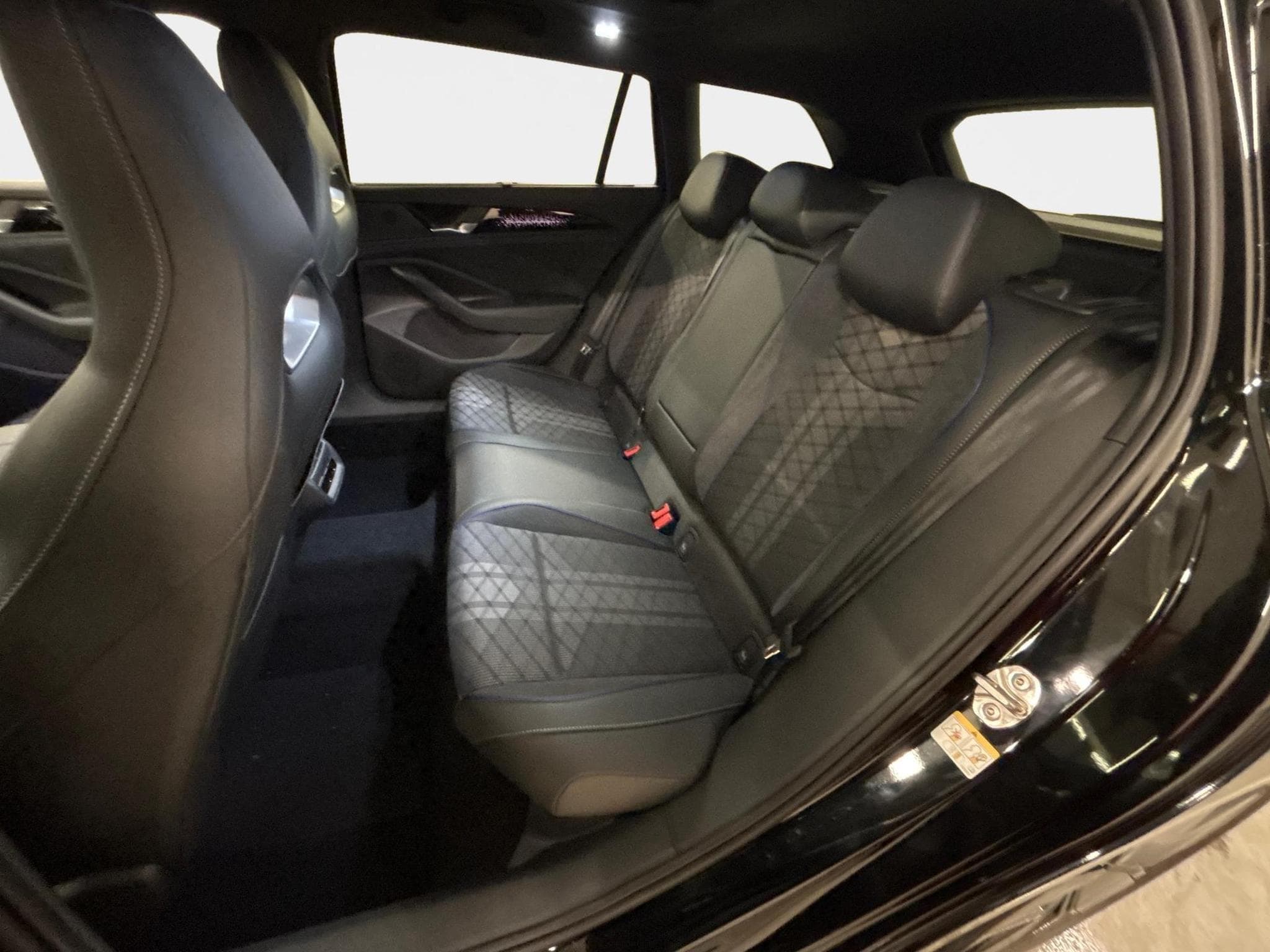 VW Passat Variant R-Line (2026) - Photo 20