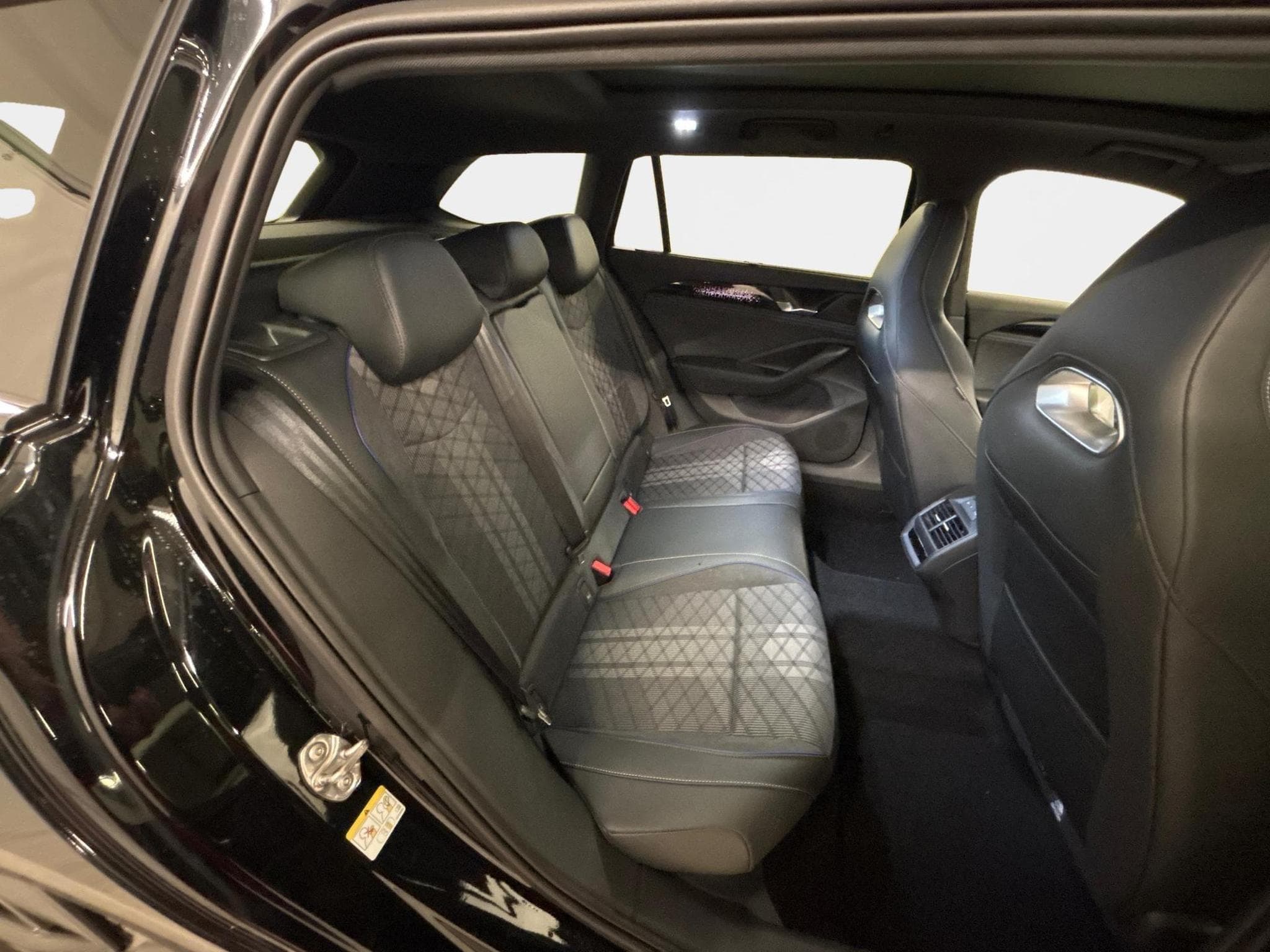 VW Passat Variant R-Line (2026) - Photo 21
