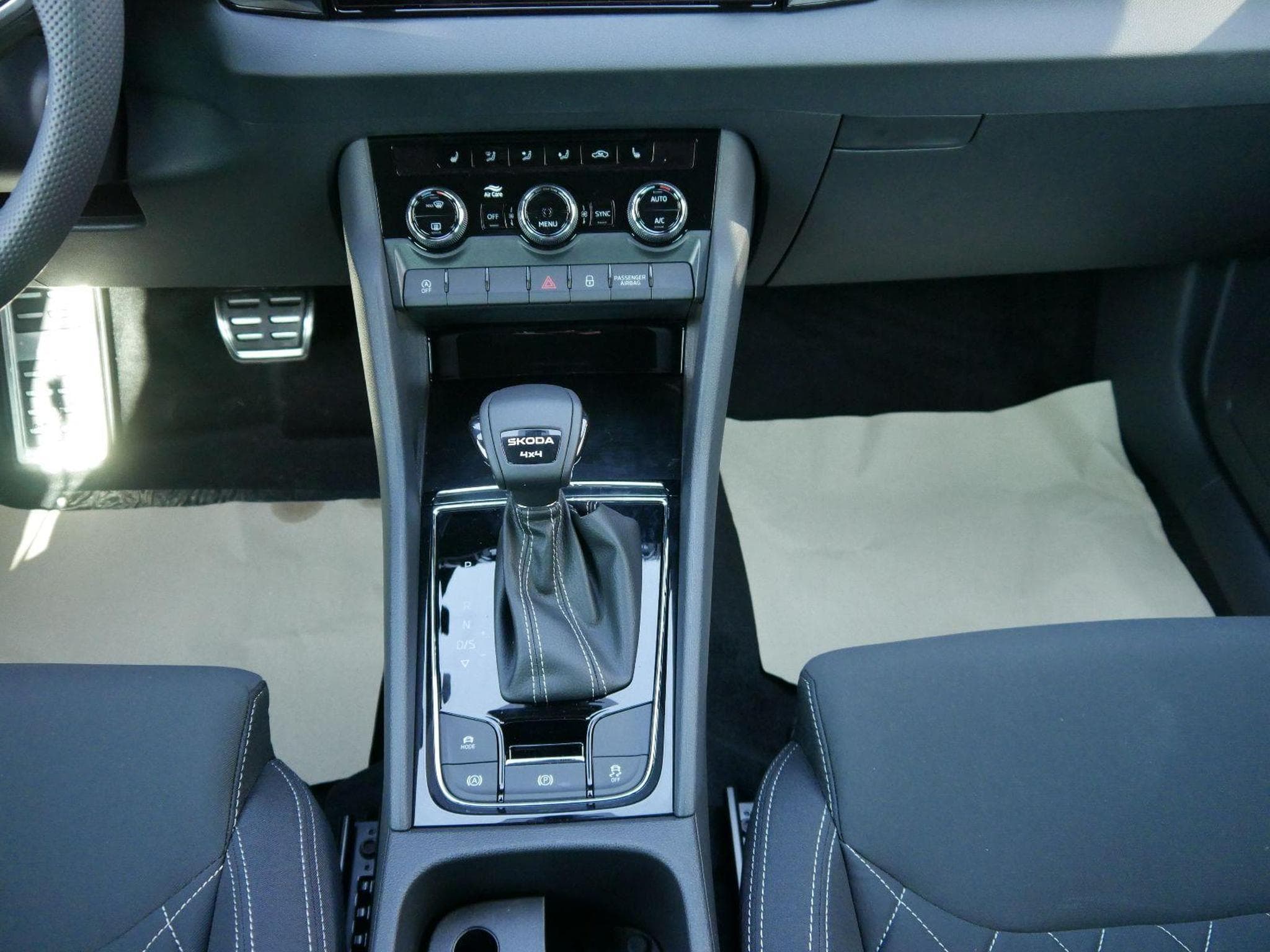 Skoda Karoq Sportline 2.0 TSI 4x4 DSG (2026) - Photo 13