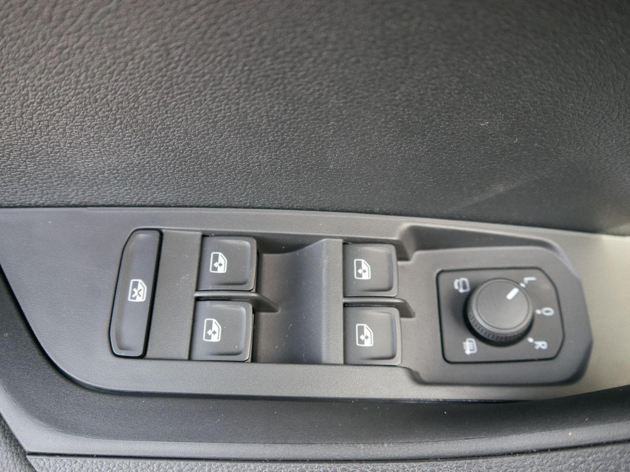 Skoda Karoq Sportline 2.0 TSI 4x4 DSG (2026) - Photo 8