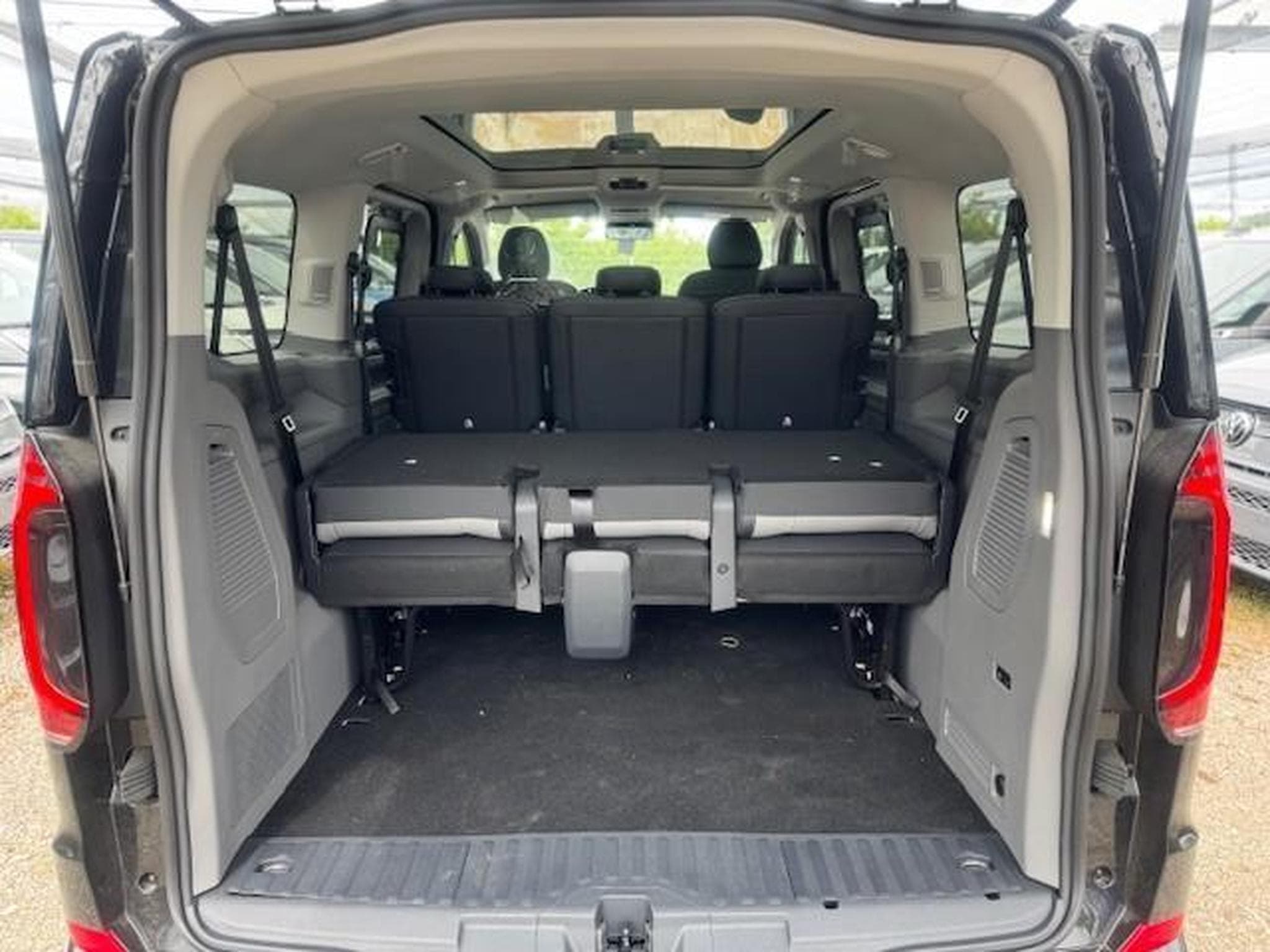 VW Caravelle BEV 160 kW Style RWD KR (2026) - Photo 10