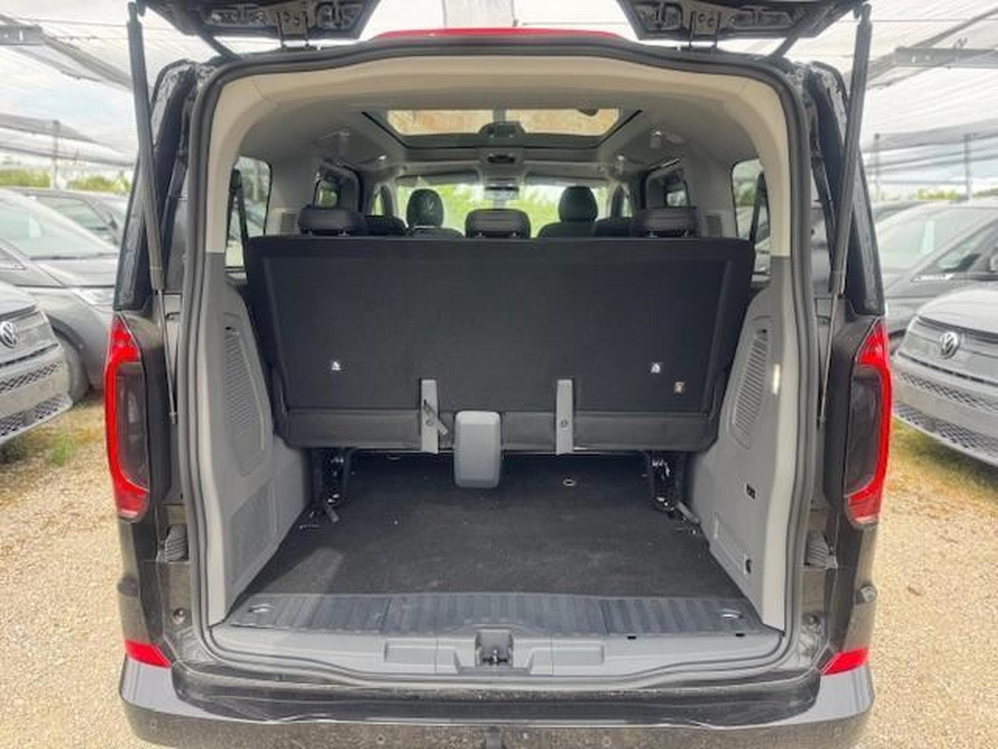 VW Caravelle BEV 160 kW Style RWD KR (2026) - Photo 11