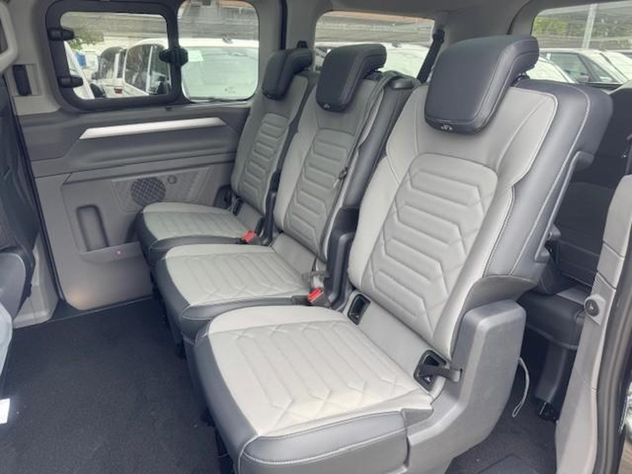 VW Caravelle BEV 160 kW Style RWD KR (2026) - Photo 7