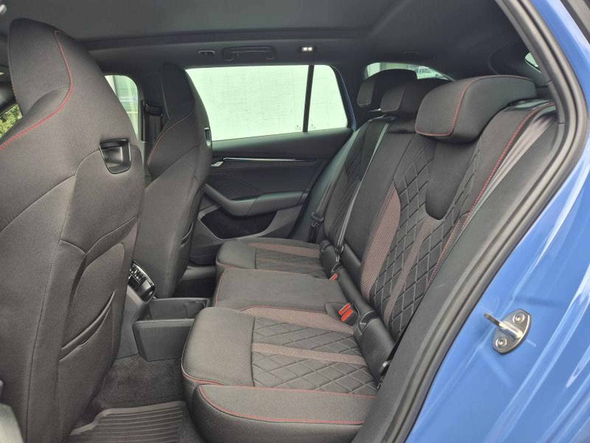 Skoda Octavia Combi RS 2.0 TSI DSG7 (2025) - Photo 12
