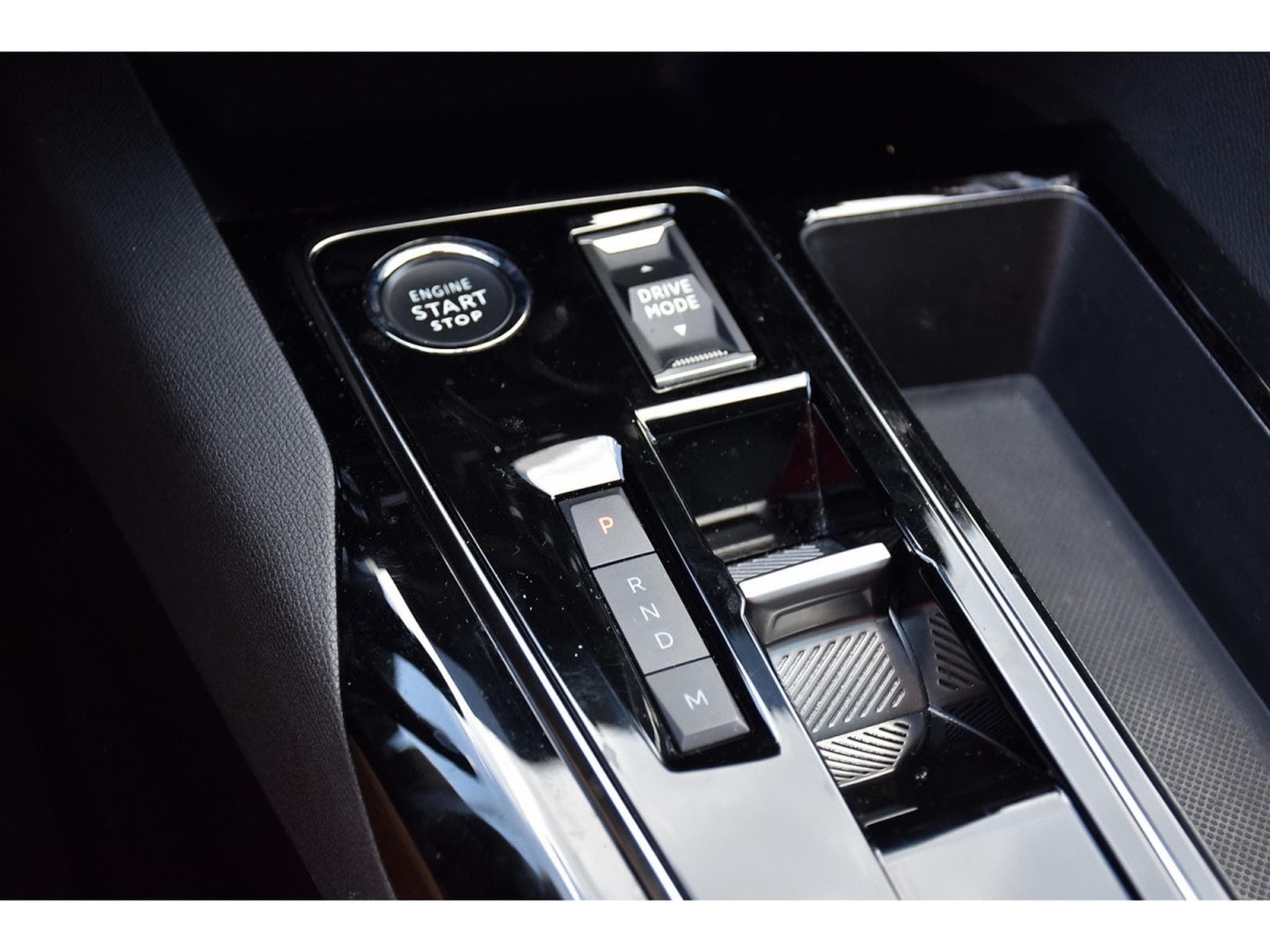 Peugeot 5008 1.5 BlueHDI GT EAT8 PANO CUIR FOCAL ACC SIDE CAM360 1° MAIN (2023) - Photo 19