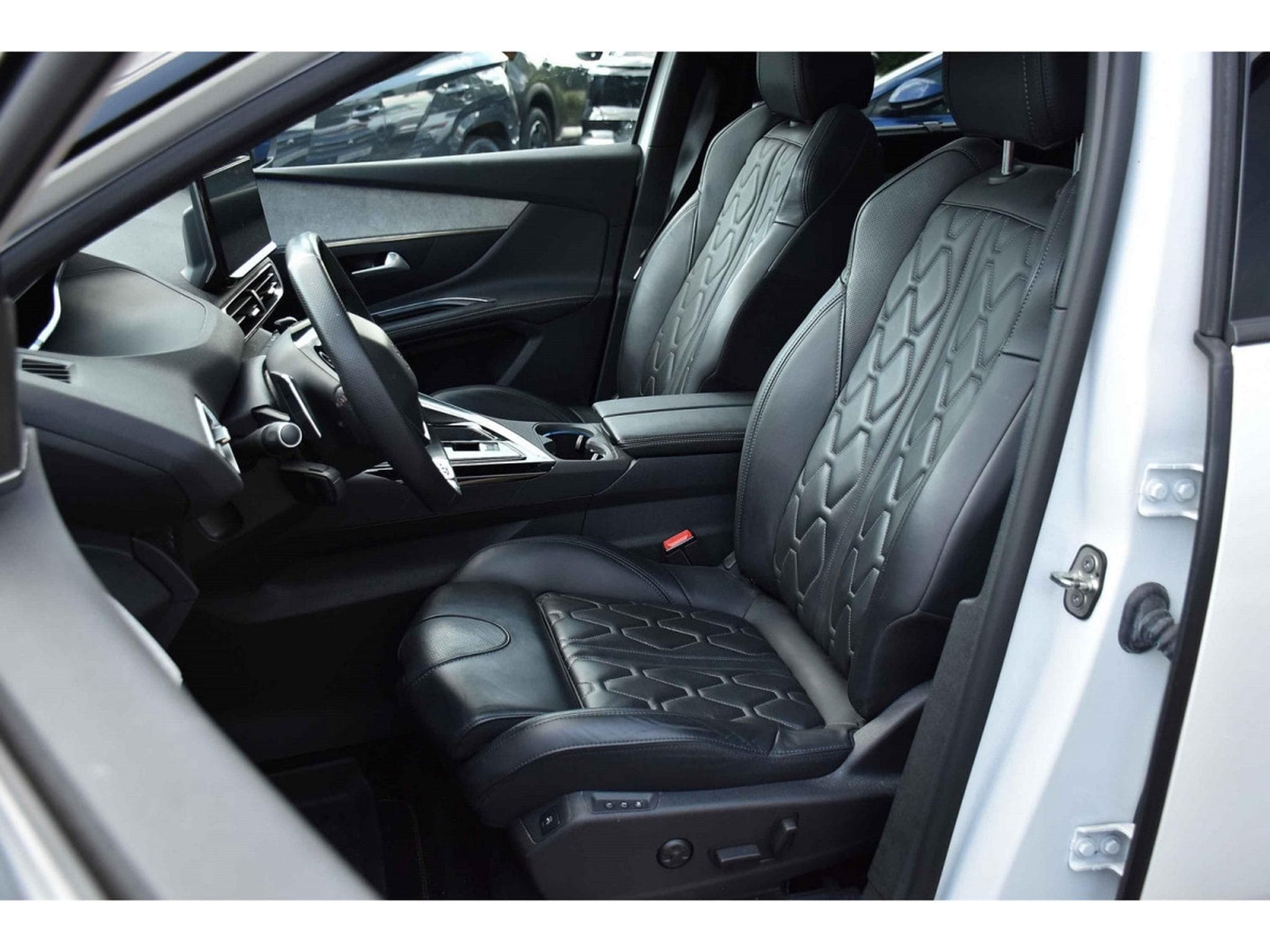Peugeot 5008 1.5 BlueHDI GT EAT8 PANO CUIR FOCAL ACC SIDE CAM360 1° MAIN (2023) - Photo 6