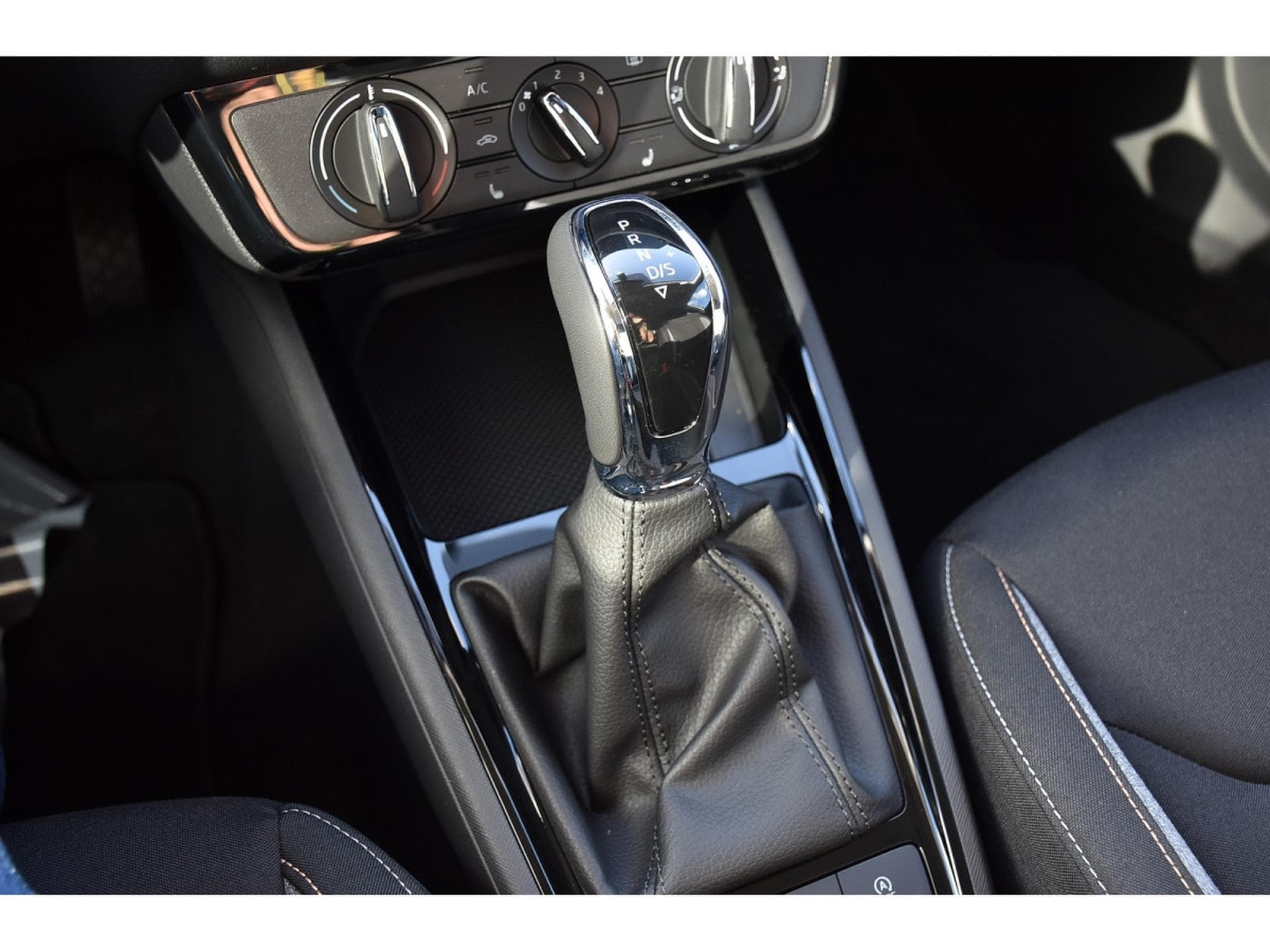 Skoda Kamiq 1.0 TSI 116 DSG Selection REGUL SMARTLINK CAM KEYLESS NEUF (2025) - Photo 16