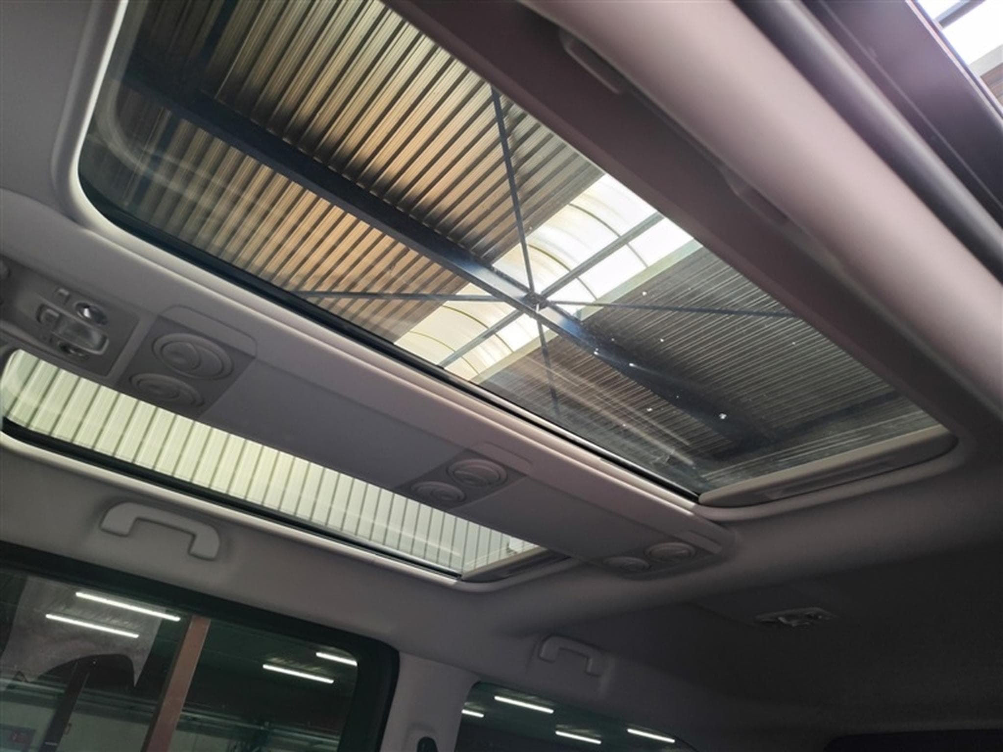 Toyota Proace Auto VIP 6 Pl LONG Cuir / Navi CarPlay / PDC / Caméra /... (2024) - Photo 17