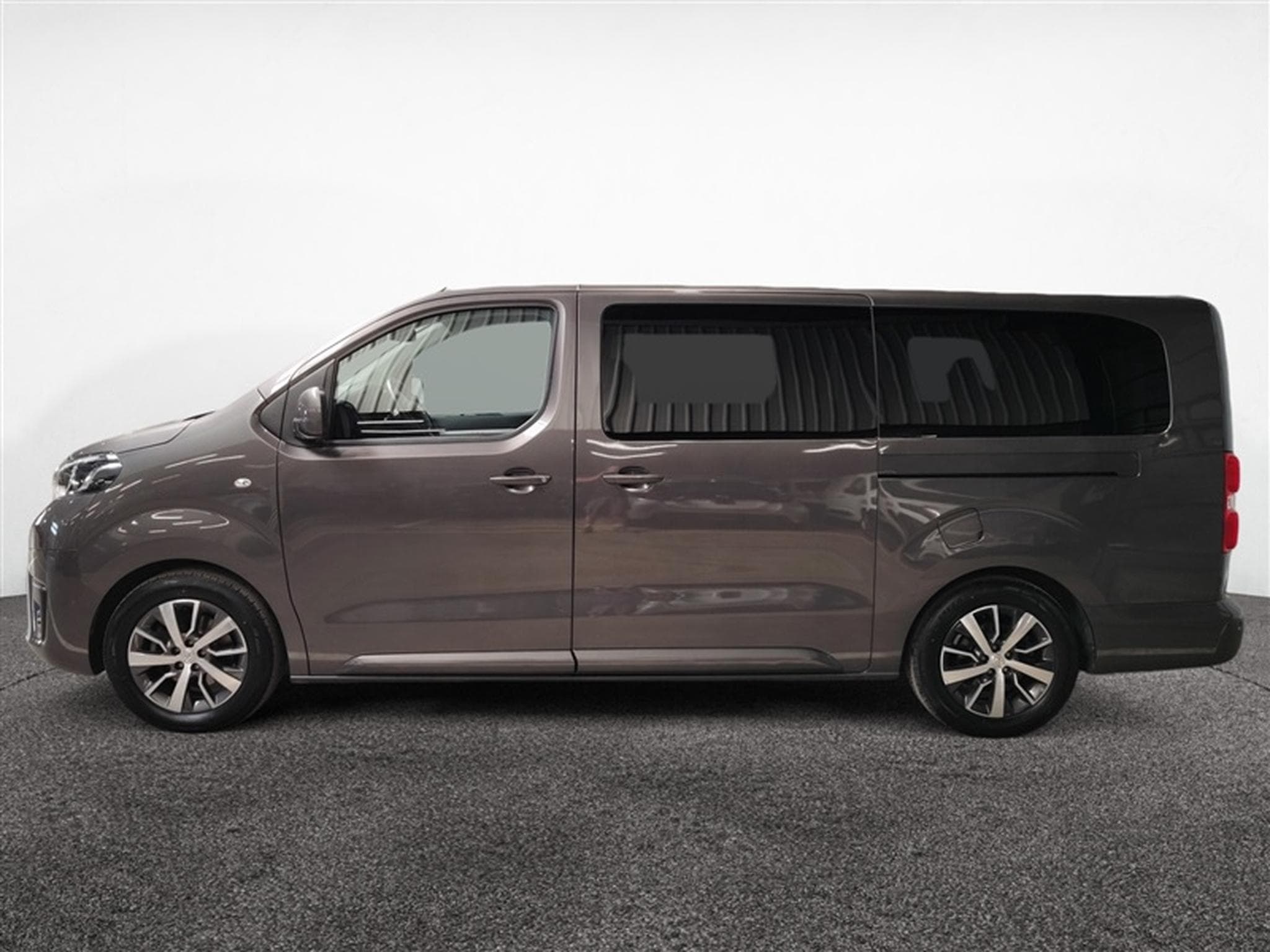 Toyota Proace Auto VIP 6 Pl LONG Cuir / Navi CarPlay / PDC / Caméra /... (2024) - Photo 3