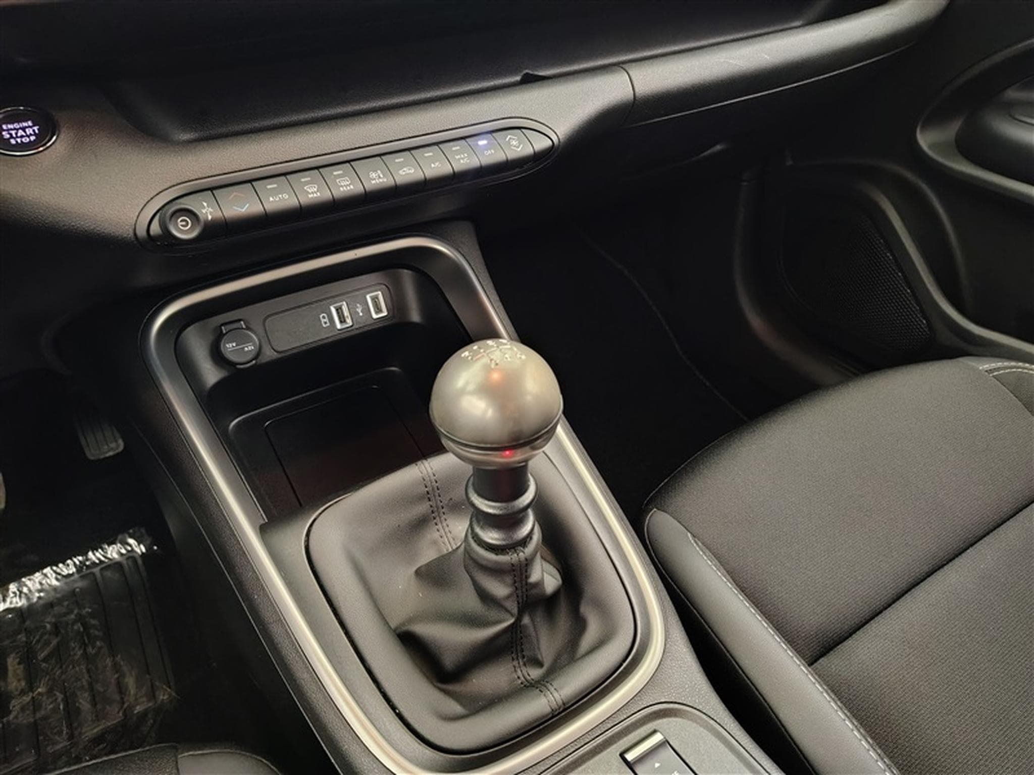 Jeep Avenger 1.2 Turbo 100cv Altitude NAVI / FULL LED / CUIR PARTIEL /CAM (2025) - Photo 12