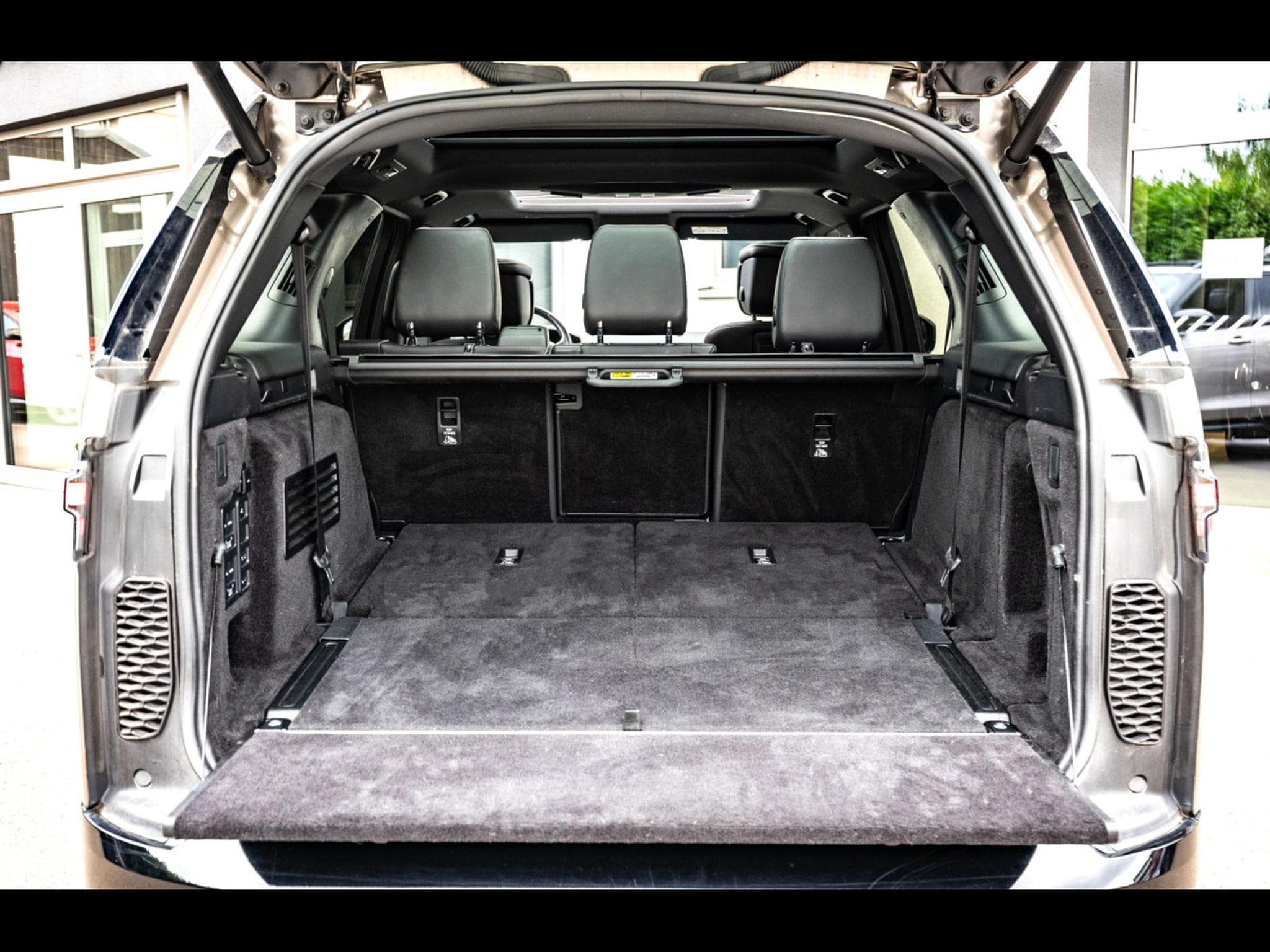 Land-Rover Discovery 3.0 D250 MHEV AWD R-DYNAMIC HSE - 7 PLACES - PACK DYNAMIC BL (2021) - Photo 16