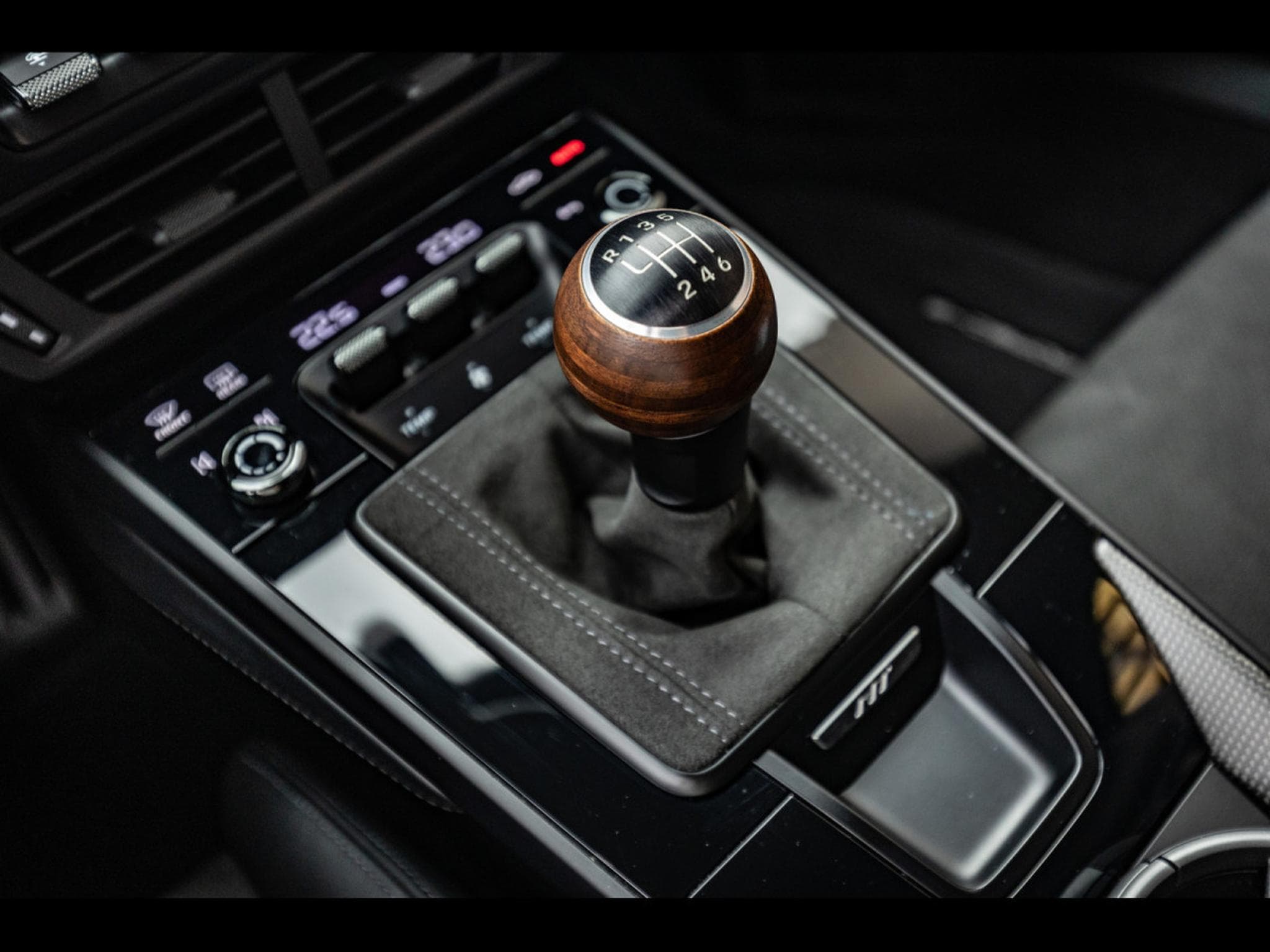Porsche 911 .2 911 CARRERA T COUPE 6-SPEED MANUAL – VANADIUM GREY + SATI (2025) - Photo 14