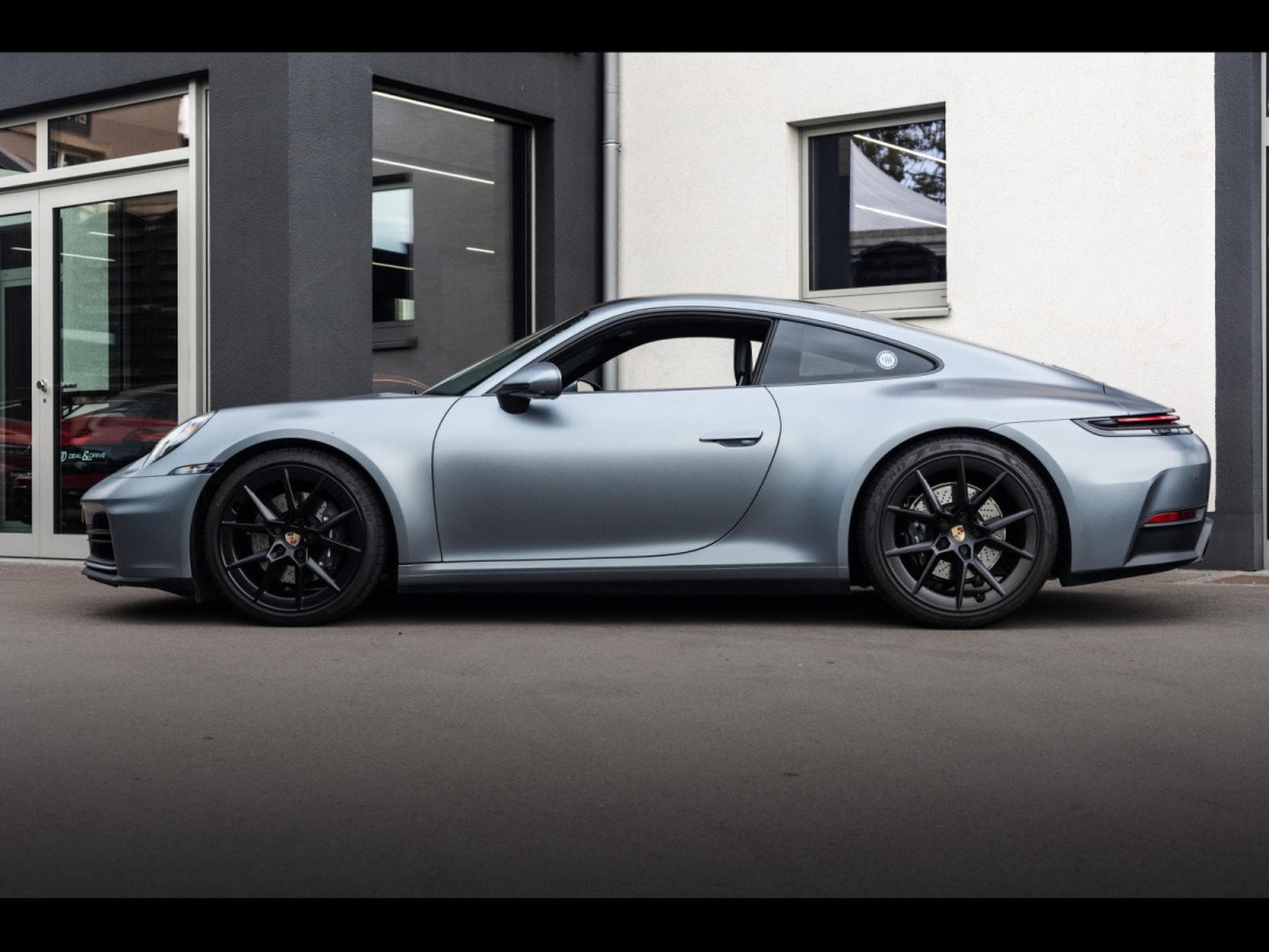 Porsche 911 .2 911 CARRERA T COUPE 6-SPEED MANUAL – VANADIUM GREY + SATI (2025) - Photo 2