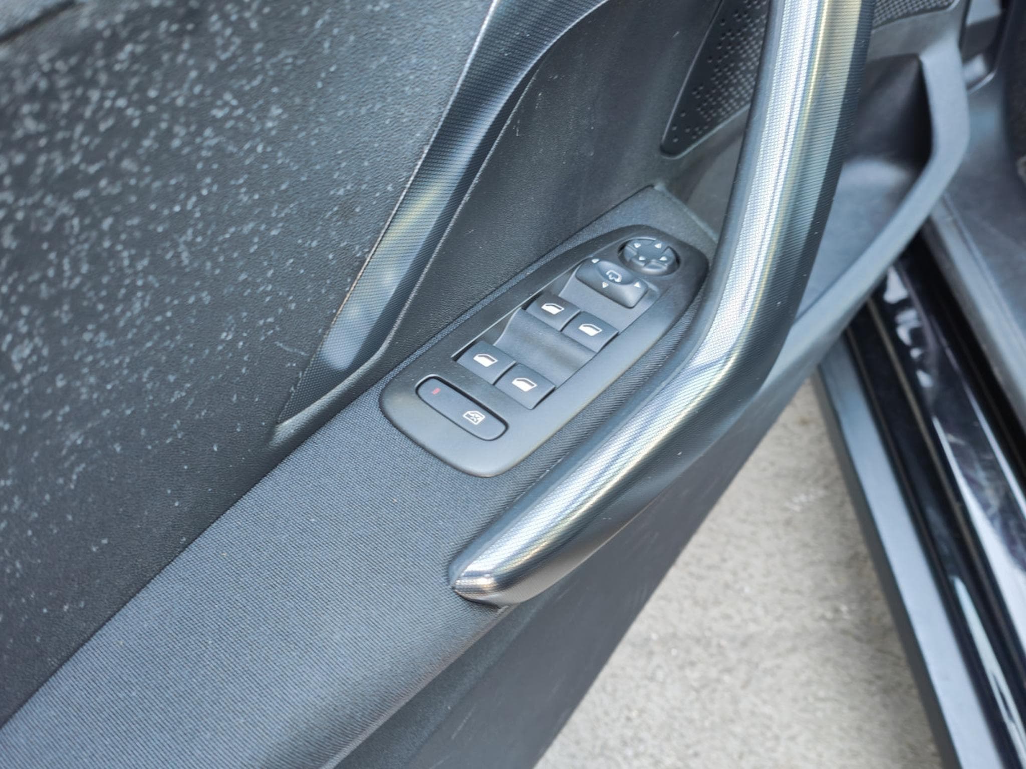 Peugeot 2008 1.6 HDI CARPLAY TOIT PANO SEMI-CUIR GPS BLUETOOTH (2017) - Photo 12