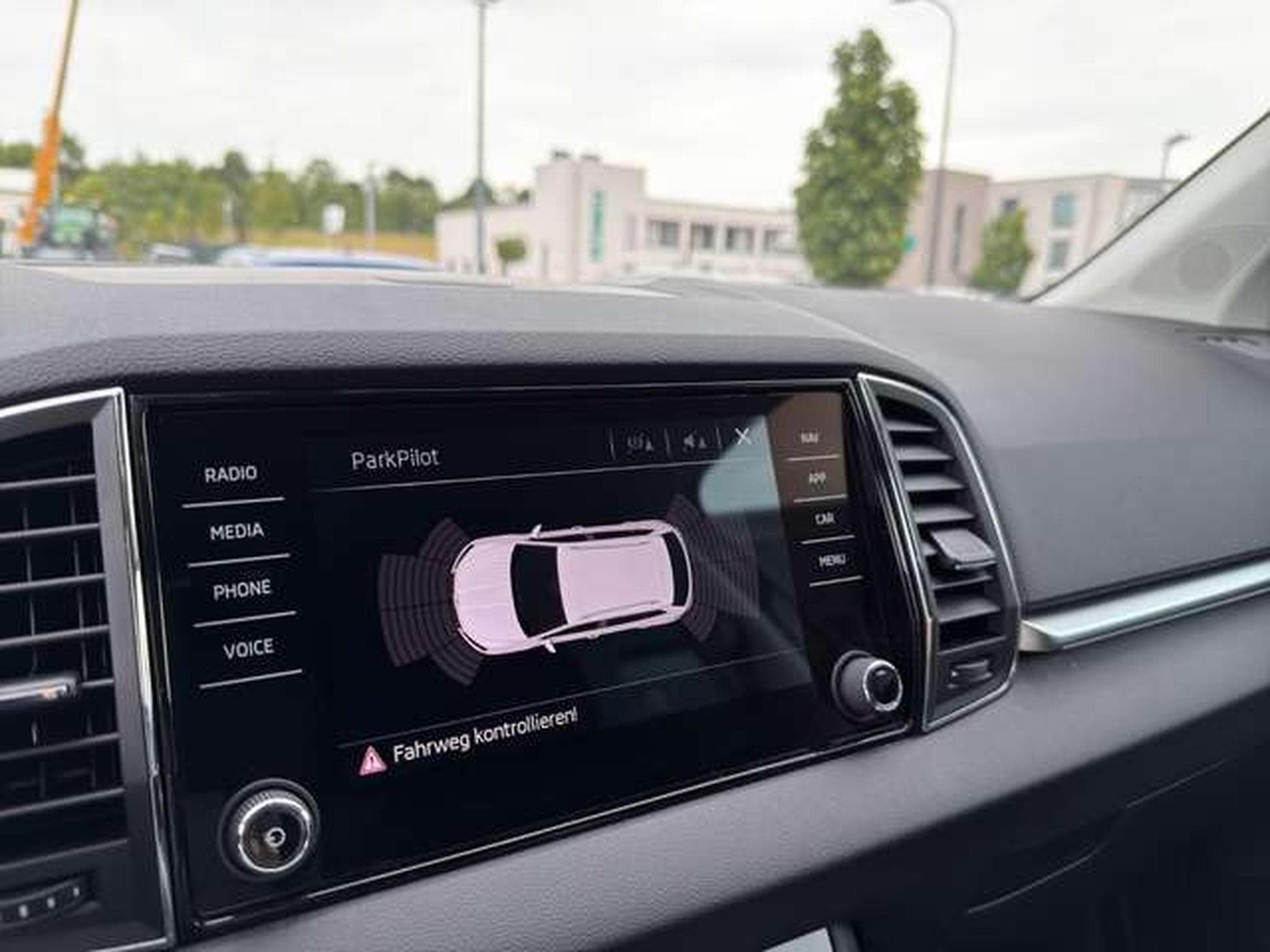 Skoda Karoq 1,5/Navi/AHK/PDC/SHZ/17"/el. Heckklappe (2018) - Photo 24