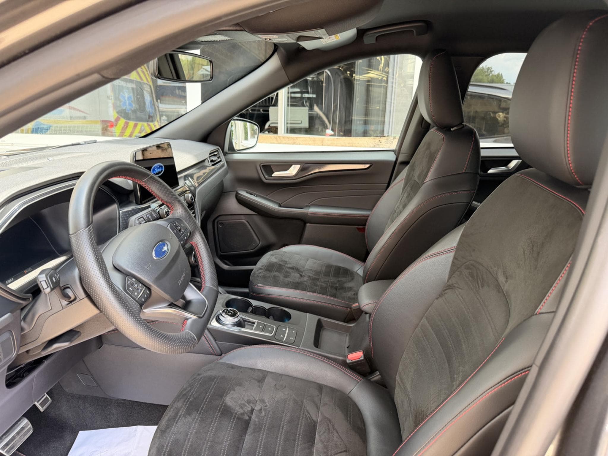 Ford Kuga ST-LINE X (2024) - Photo 4