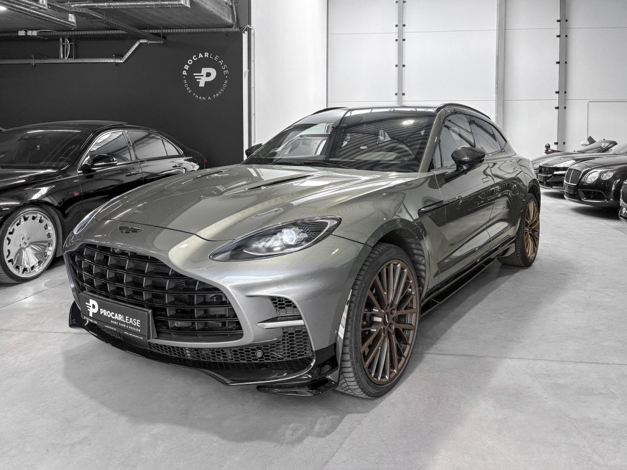 Aston-Martin DBX ASTON MARTIN DBX707 °FACELIFT° 4.0 V8 BITURBO – FULL CARBON (2025) - Photo 1