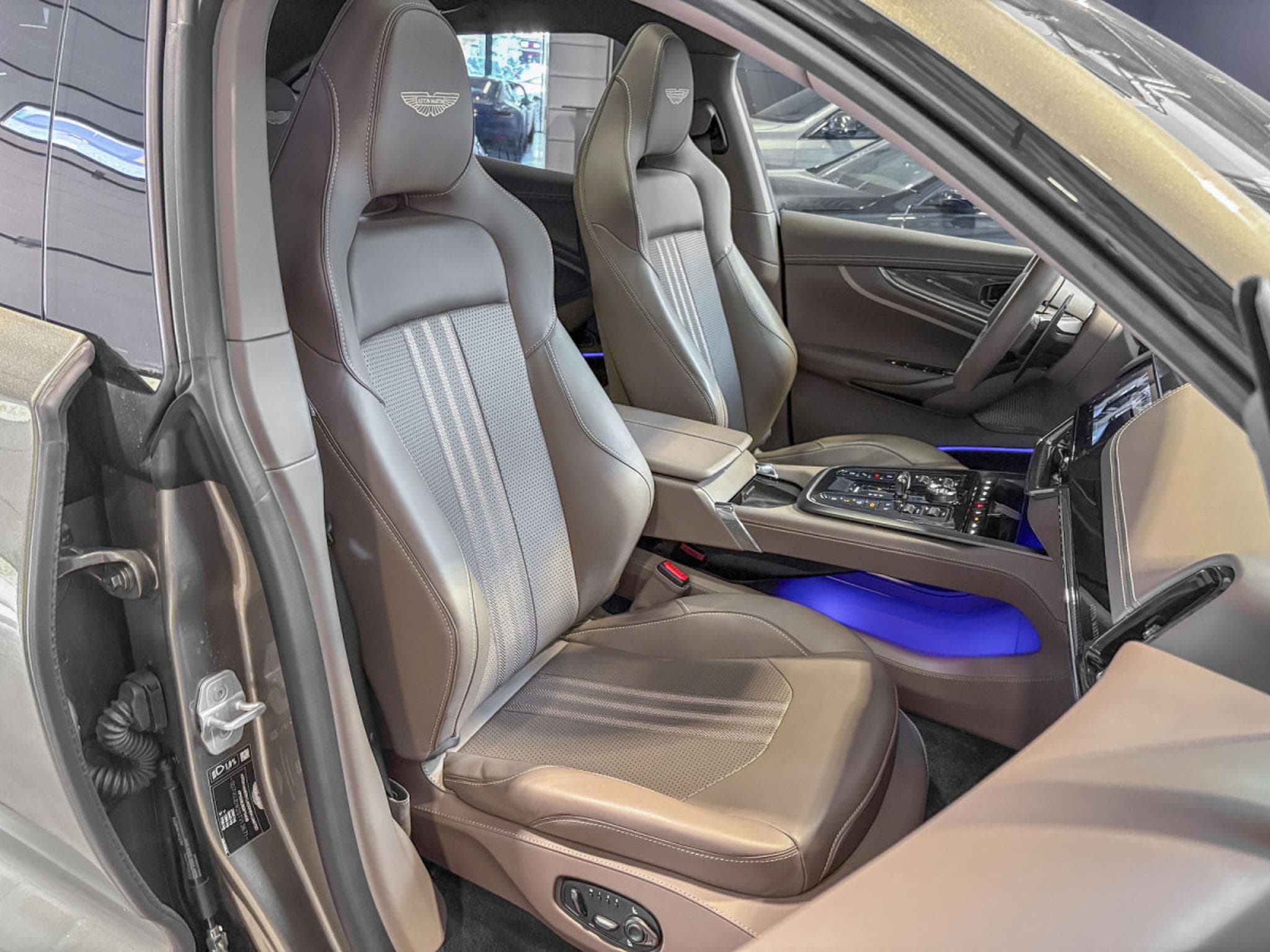 Aston-Martin DBX ASTON MARTIN DBX707 °FACELIFT° 4.0 V8 BITURBO – FULL CARBON (2025) - Photo 6