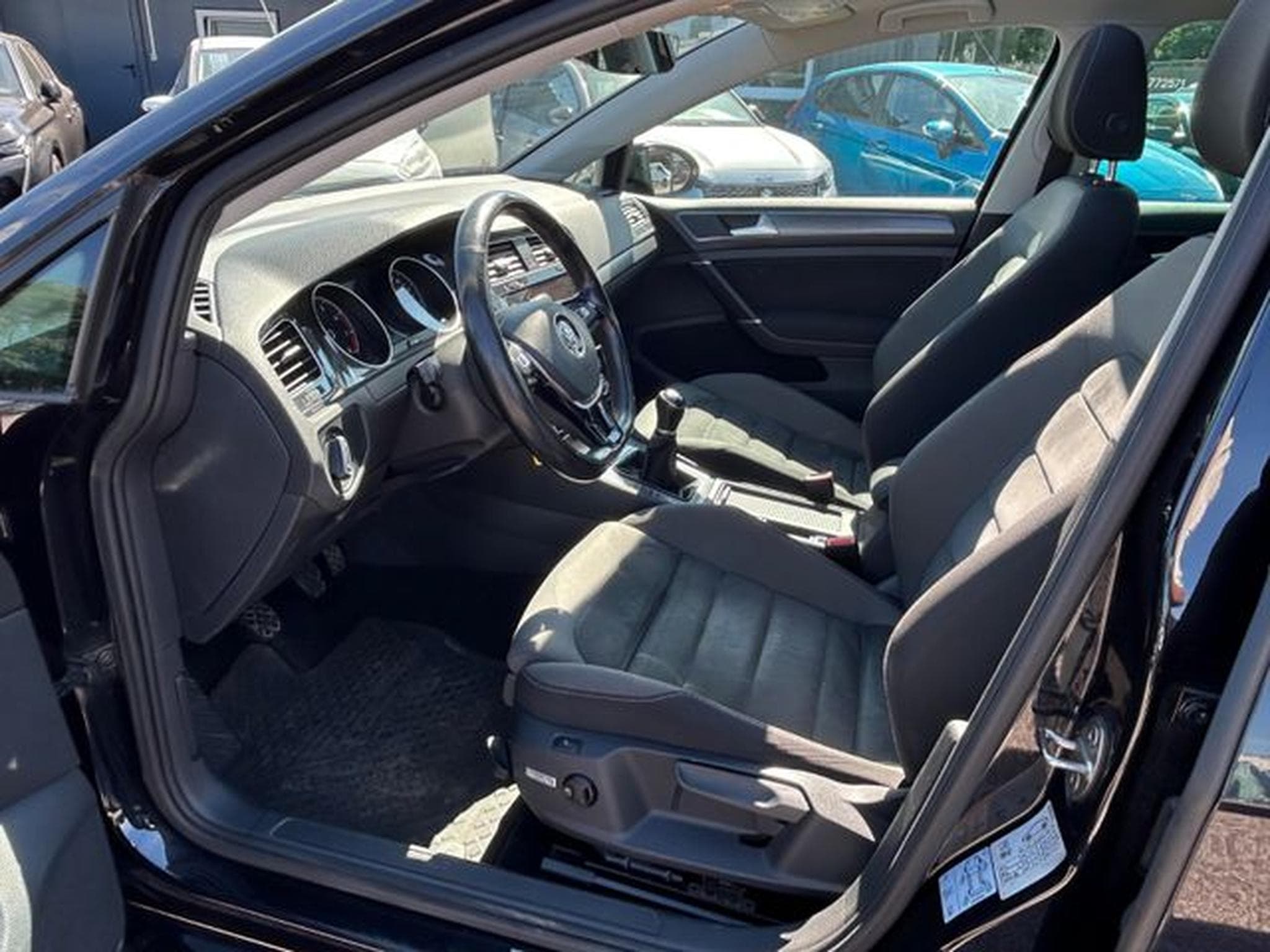 VW Golf Golf VII Lim. BlueMotion TGI *Navi*Panorama*Kam (2018) - Photo 7