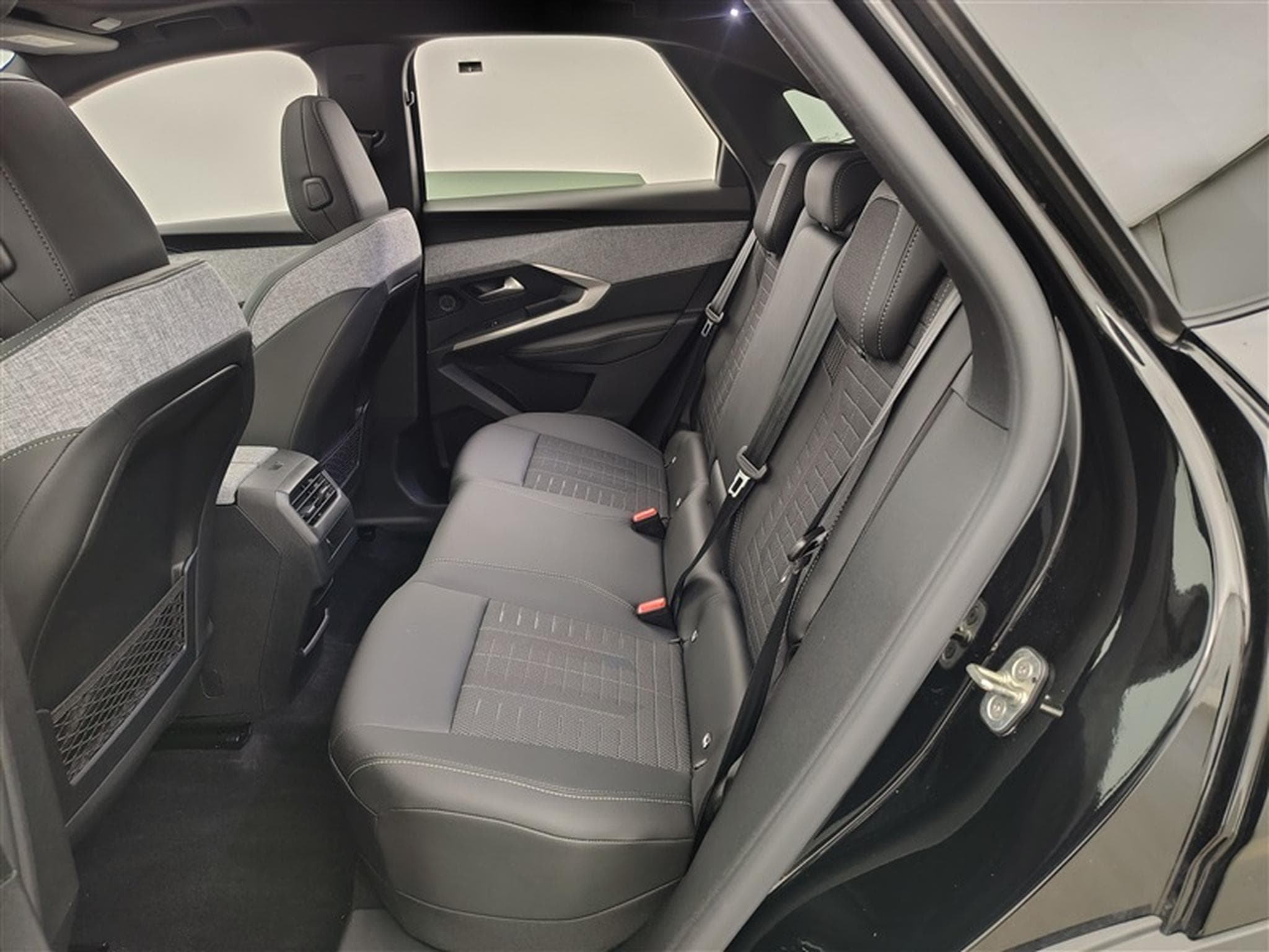 Peugeot 3008 1.2 HYBRID 145cv e-DSC6 GT NAVI / FULL LED / PANO / CAMERA (2025) - Photo 13