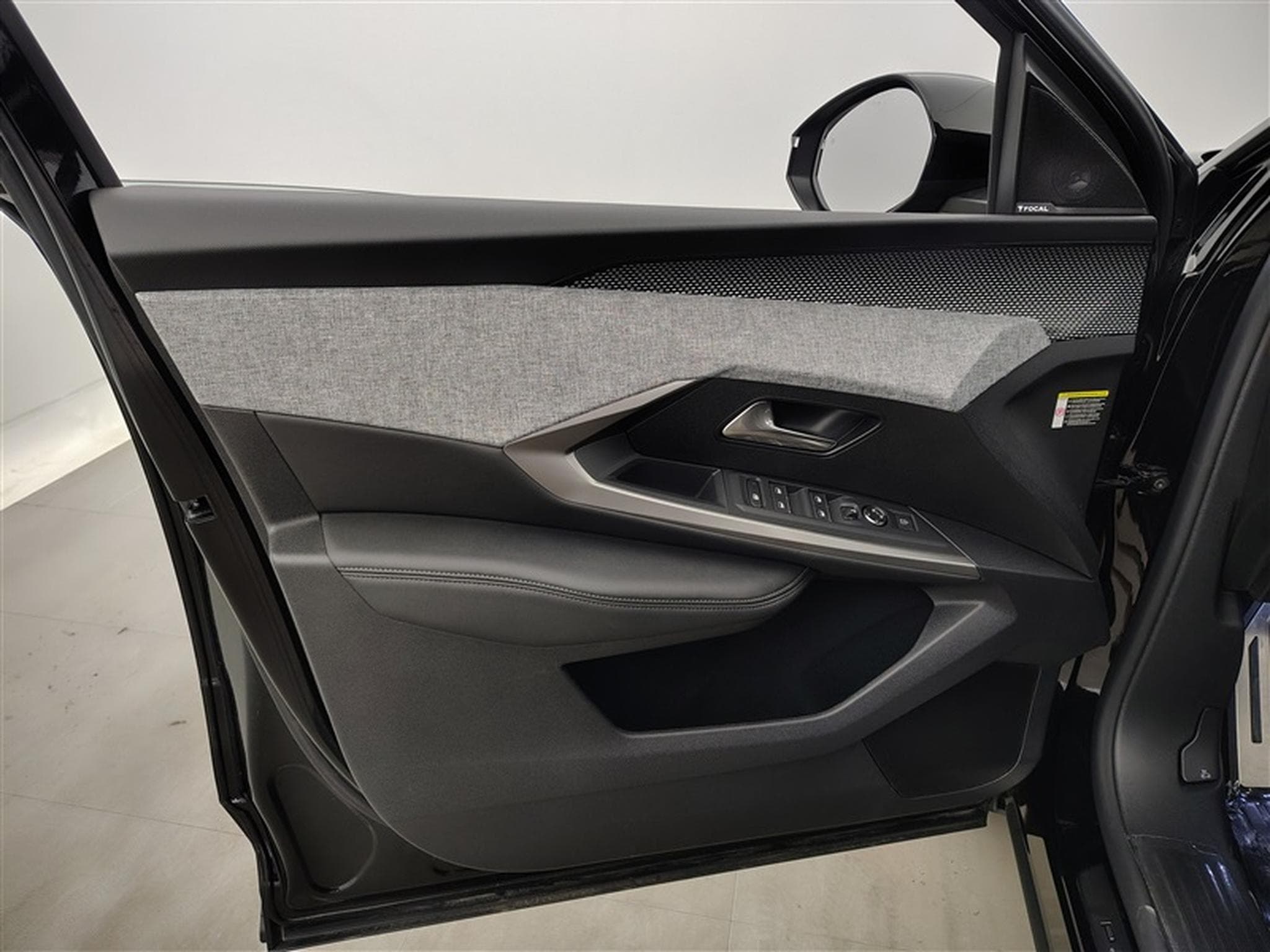 Peugeot 3008 1.2 HYBRID 145cv e-DSC6 GT NAVI / FULL LED / PANO / CAMERA (2025) - Photo 17