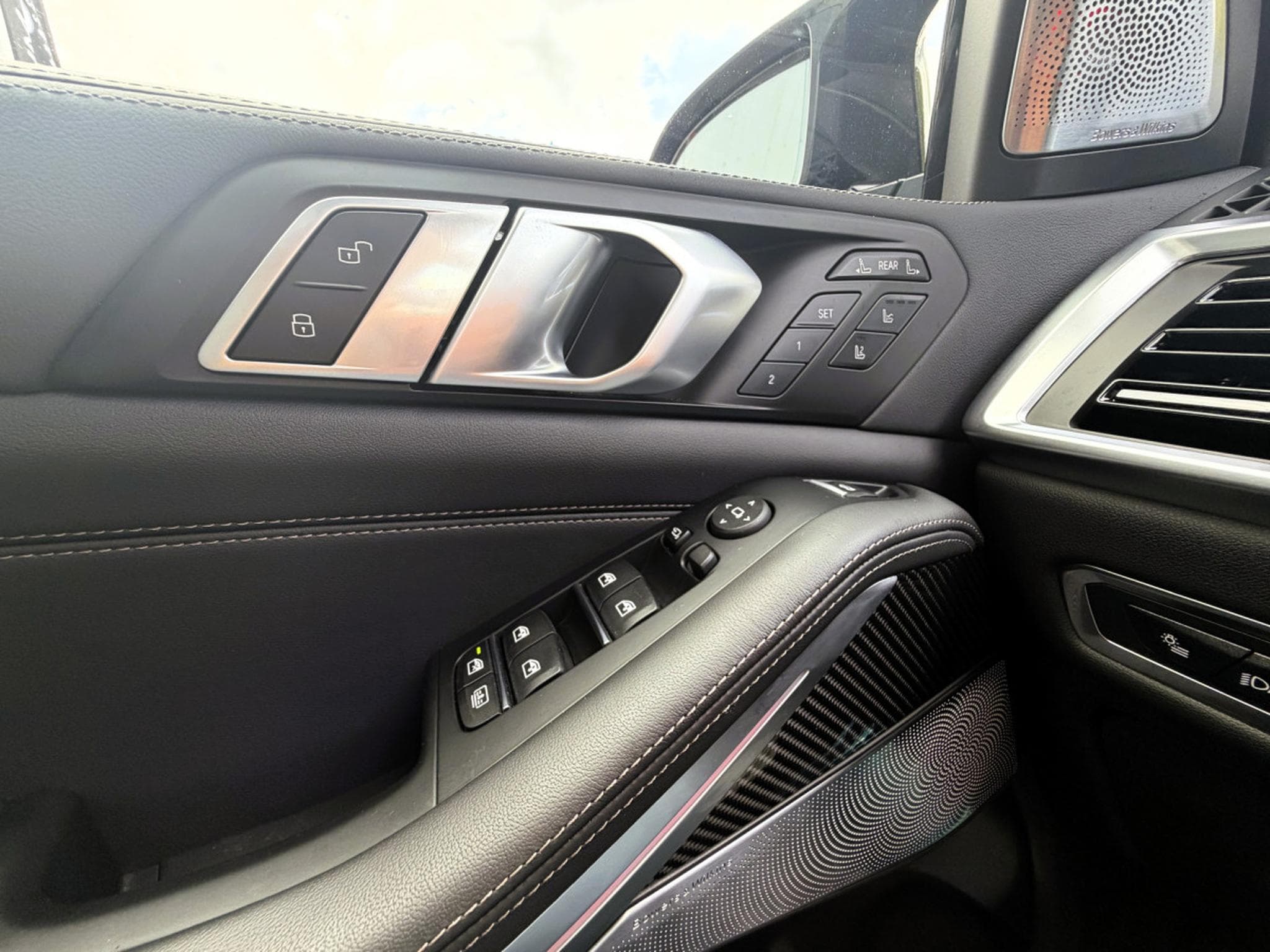 BMW X7 SKY LOUNGE, B&W, 23" FULL PPF, KRISTALL ICONIC GLOW (2025) - Photo 13