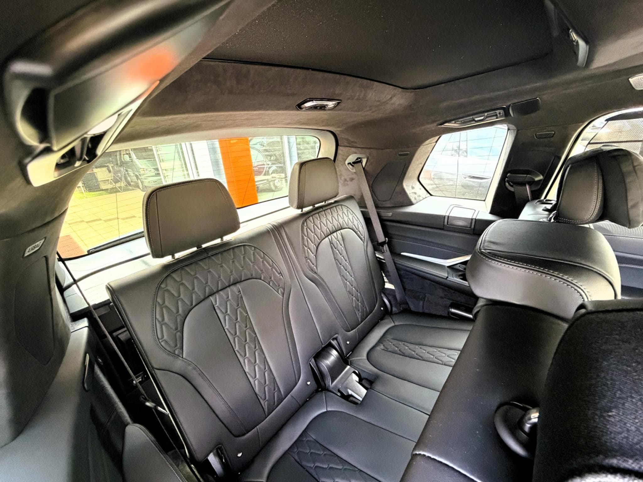 BMW X7 SKY LOUNGE, B&W, 23" FULL PPF, KRISTALL ICONIC GLOW (2025) - Photo 19