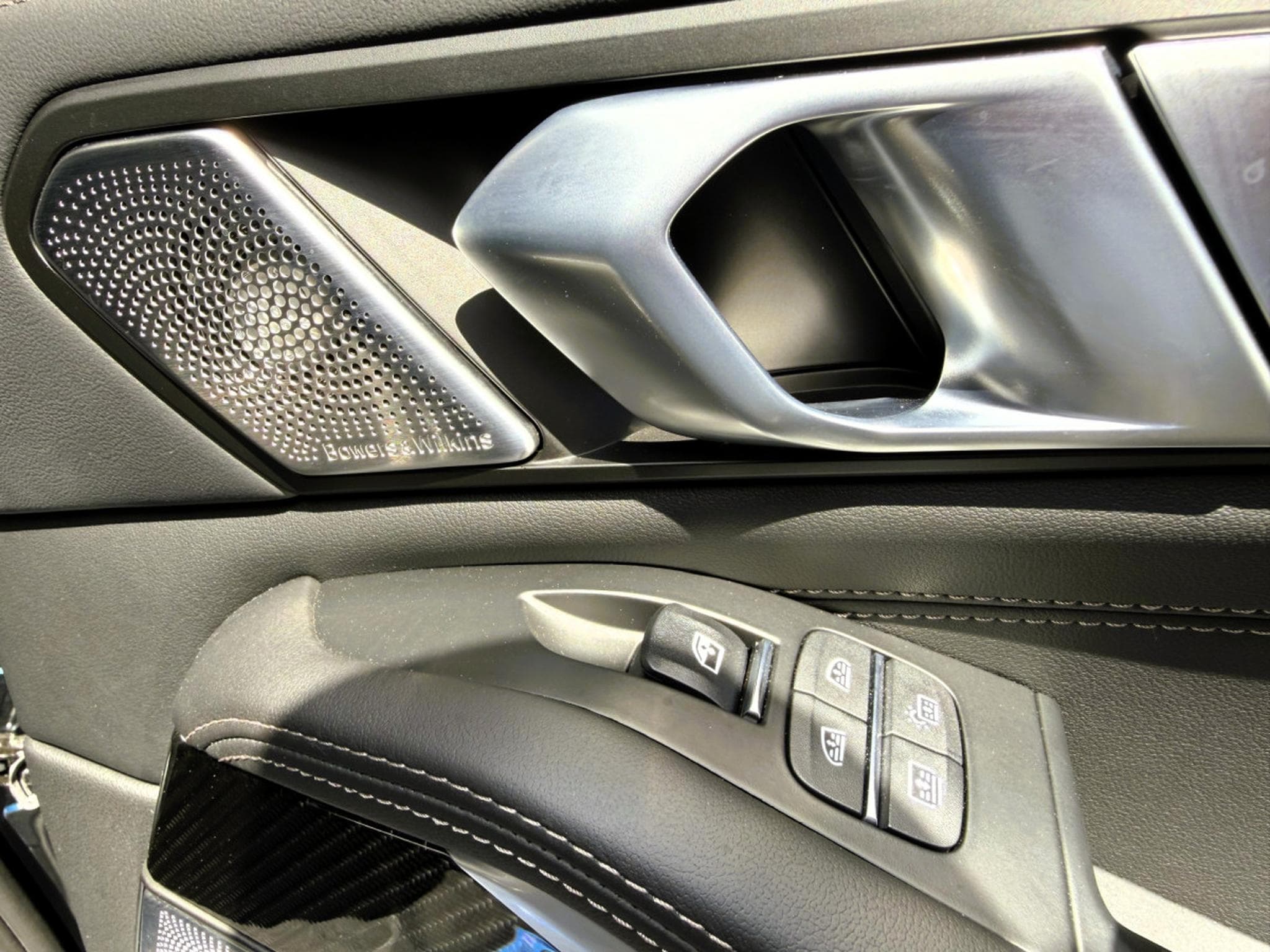 BMW X7 SKY LOUNGE, B&W, 23" FULL PPF, KRISTALL ICONIC GLOW (2025) - Photo 20