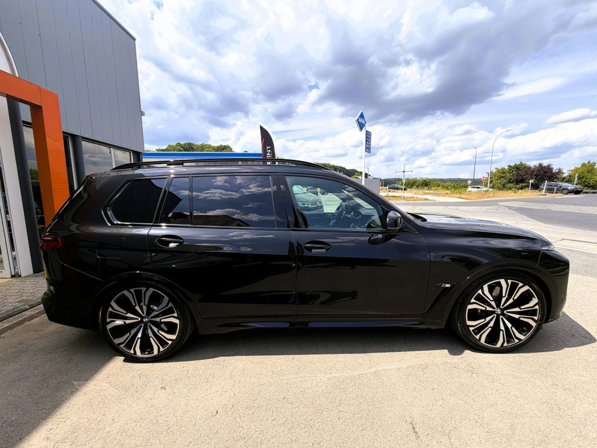 BMW X7 SKY LOUNGE, B&W, 23" FULL PPF, KRISTALL ICONIC GLOW (2025) - Photo 4