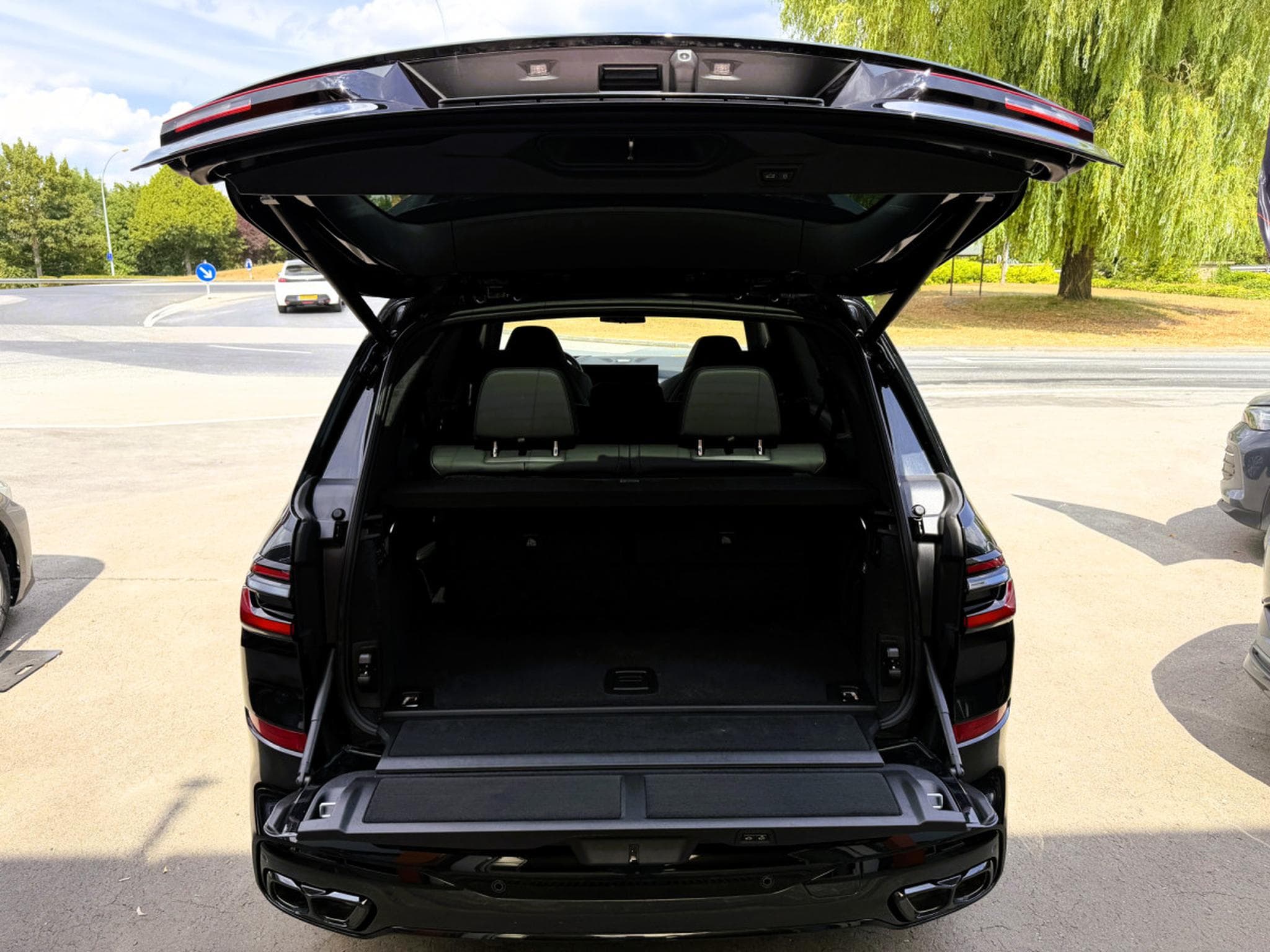 BMW X7 SKY LOUNGE, B&W, 23" FULL PPF, KRISTALL ICONIC GLOW (2025) - Photo 9