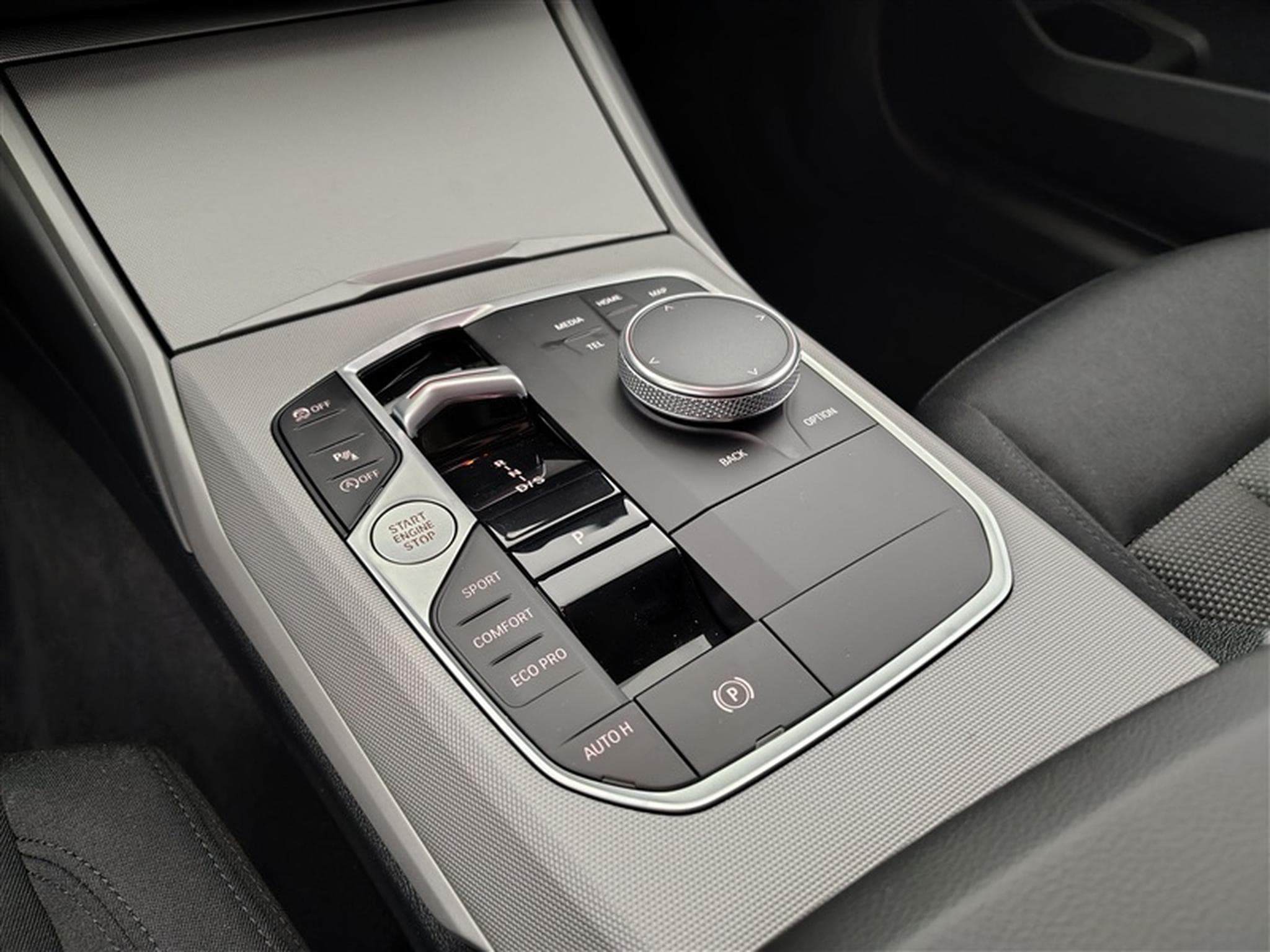 BMW 318 318iA Touring  Navi Cockpit / Led / PDC av+ar (2024) - Photo 12