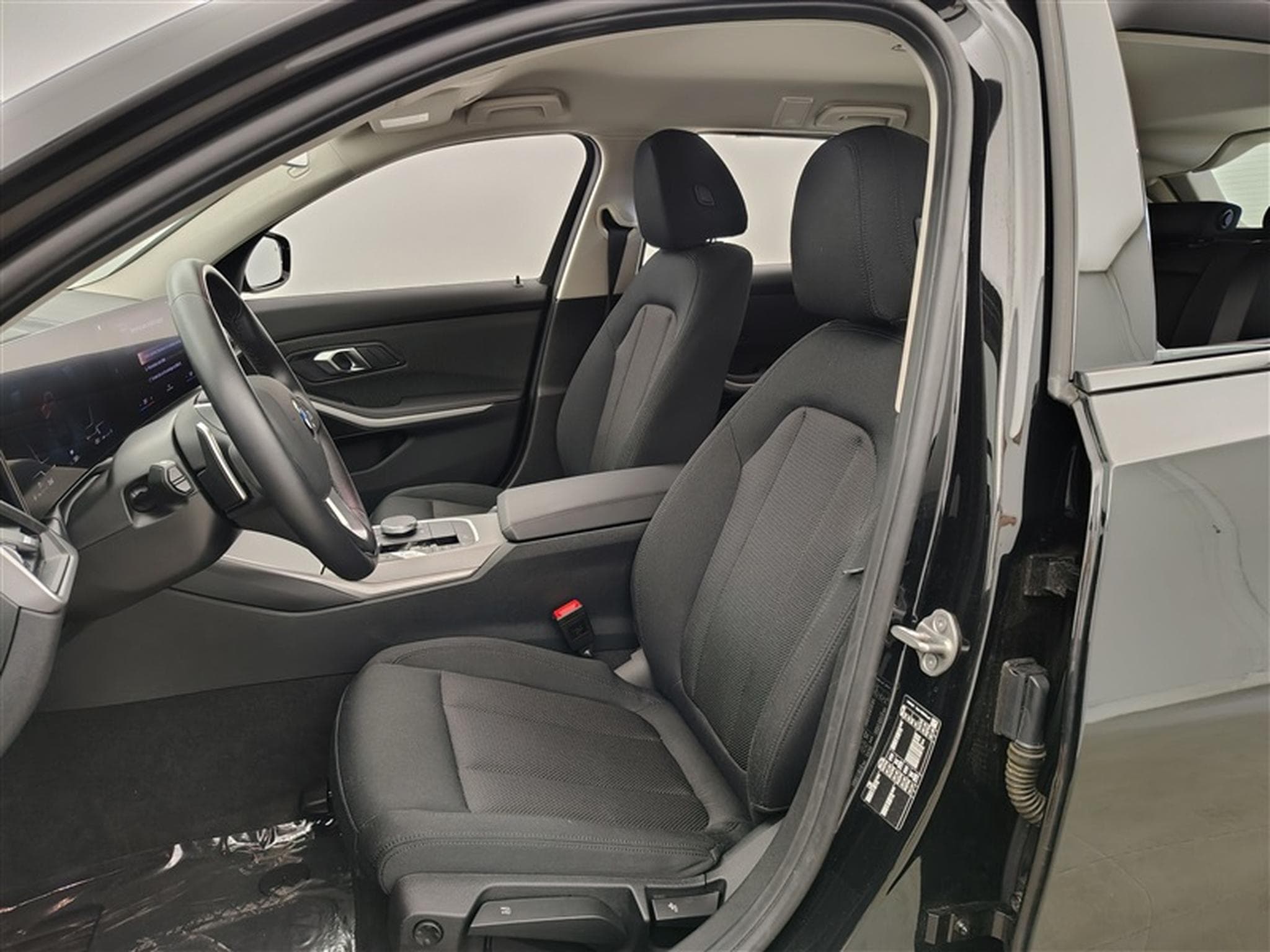BMW 318 318iA Touring  Navi Cockpit / Led / PDC av+ar (2024) - Photo 7