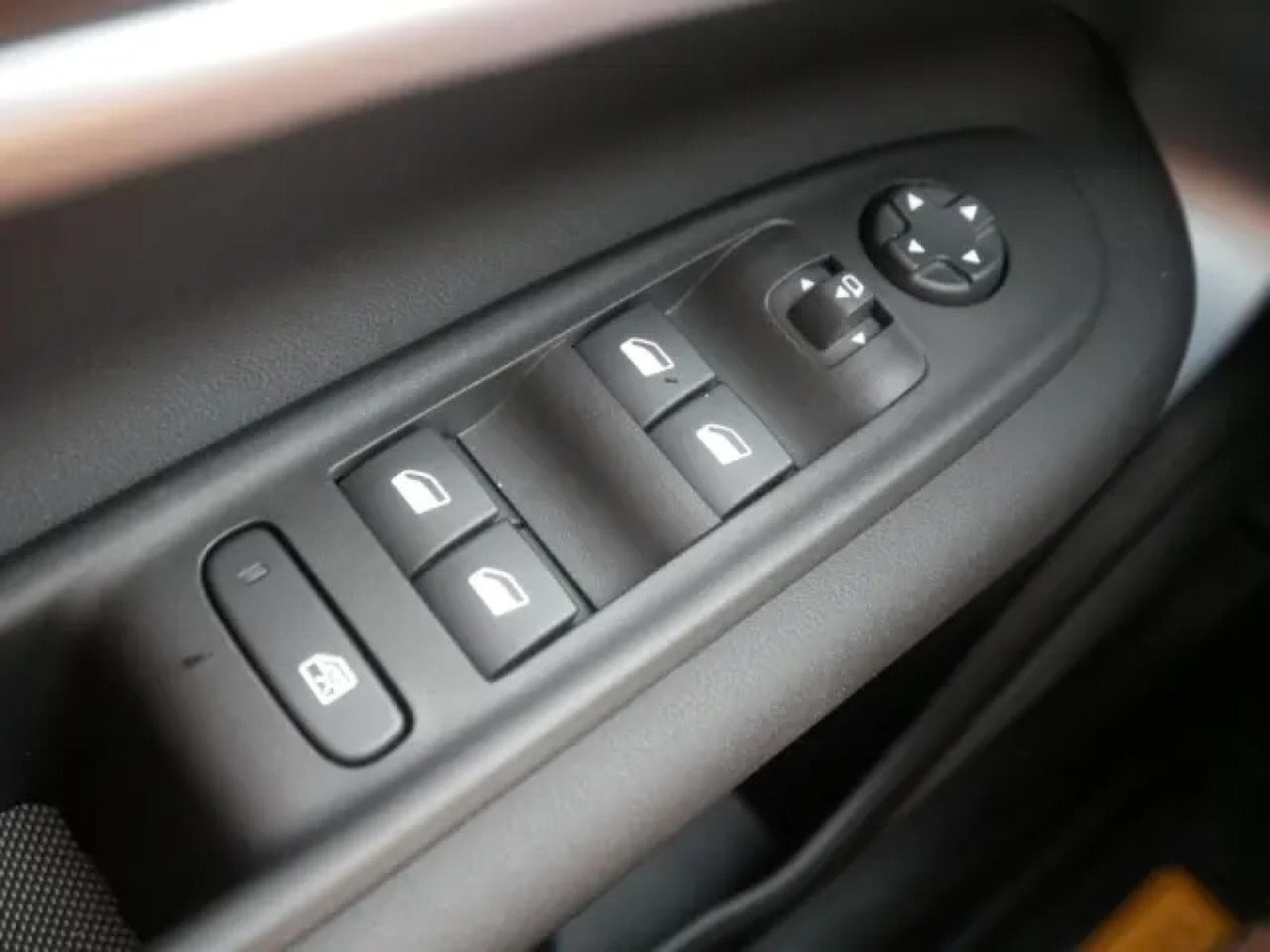 Jeep Avenger THE NORTH FACE 4xe HYBRID (2026) - Photo 25