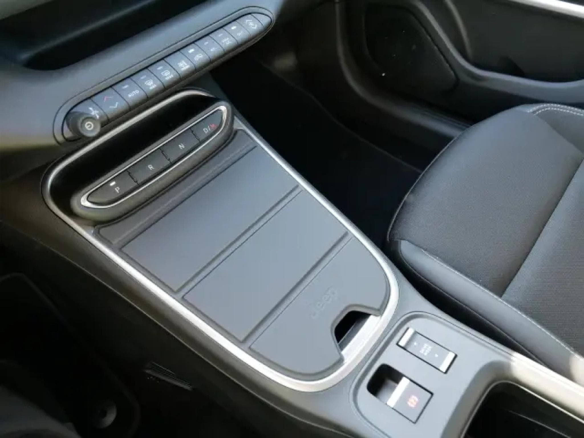 Jeep Avenger Summit e-Hybrid 1.2 (2026) - Photo 21