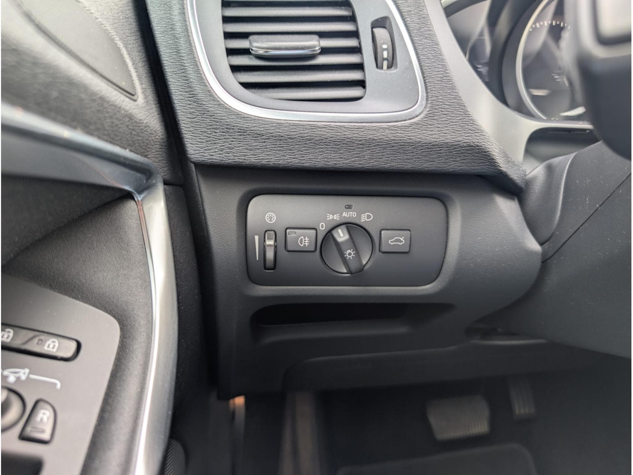 Volvo V40 D3 150 CH BOITE AUTOMATIQUE * GARANTIE 36 MOIS * (2018) - Photo 17