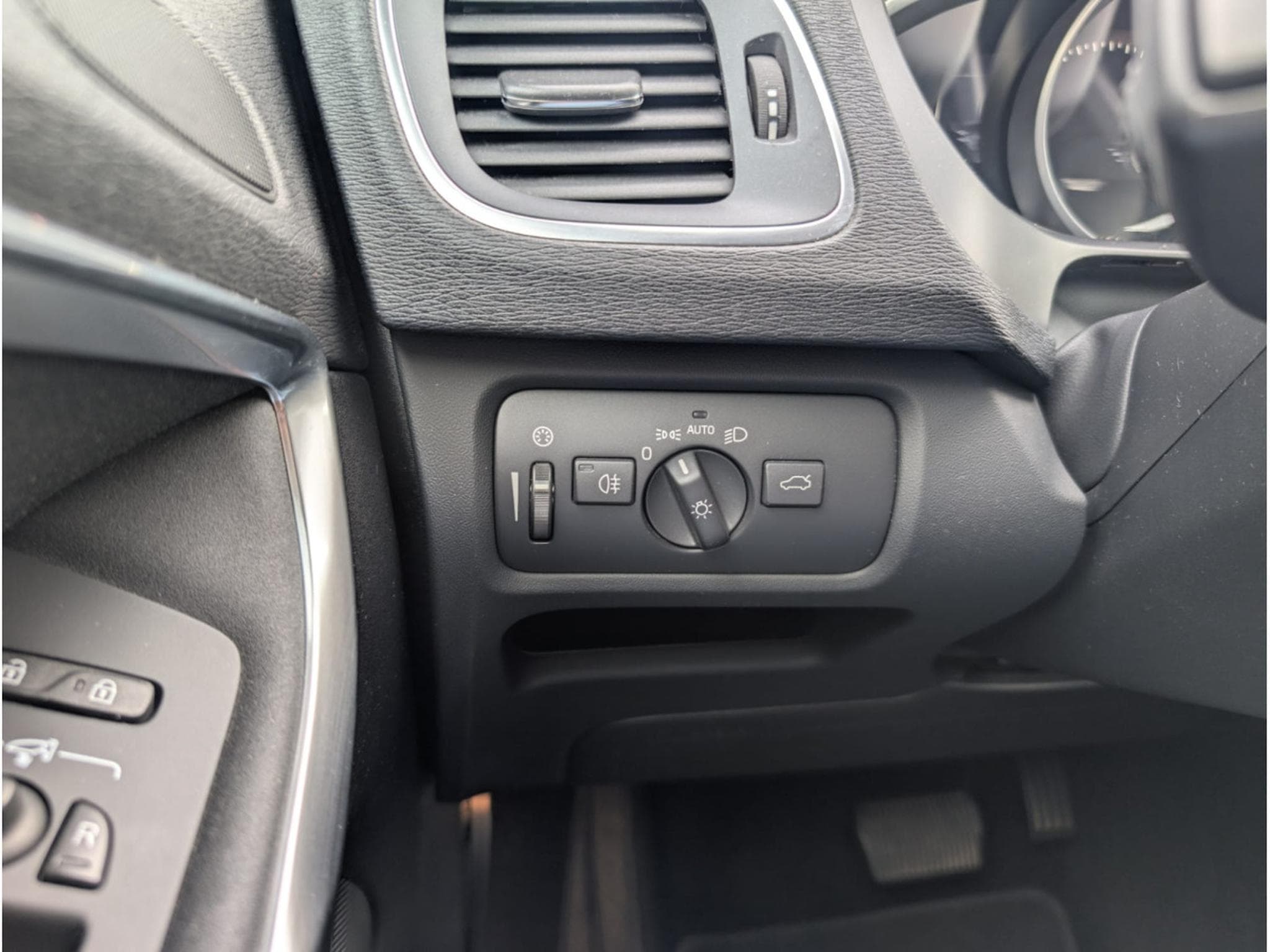 Volvo V40 D3 150 CH BOITE AUTOMATIQUE * GARANTIE 36 MOIS * (2018) - Photo 18