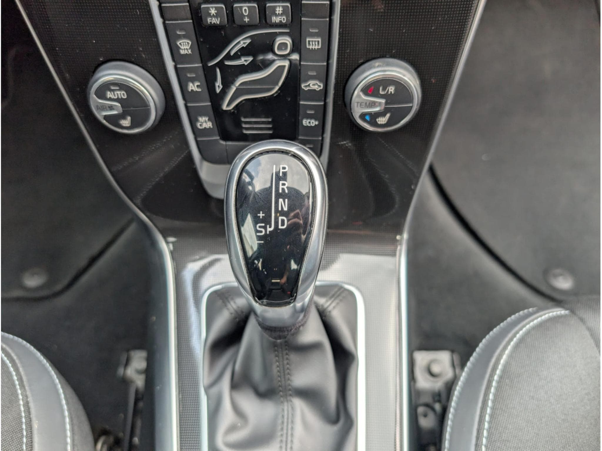 Volvo V40 D3 150 CH BOITE AUTOMATIQUE * GARANTIE 36 MOIS * (2018) - Photo 19