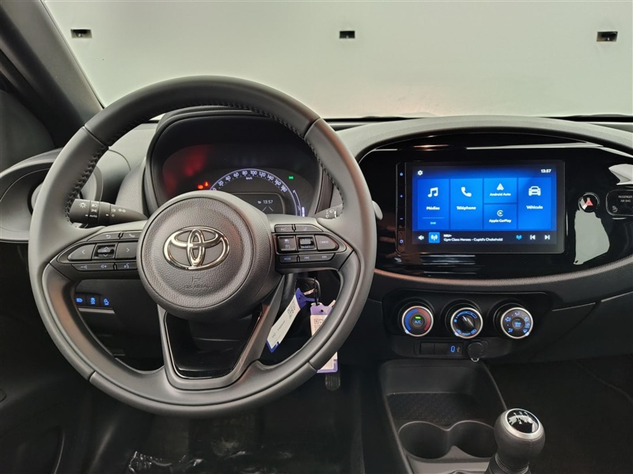 Toyota Aygo 1.0i VVT-i Play CARPLAY / CAMERA (2024) - Photo 9