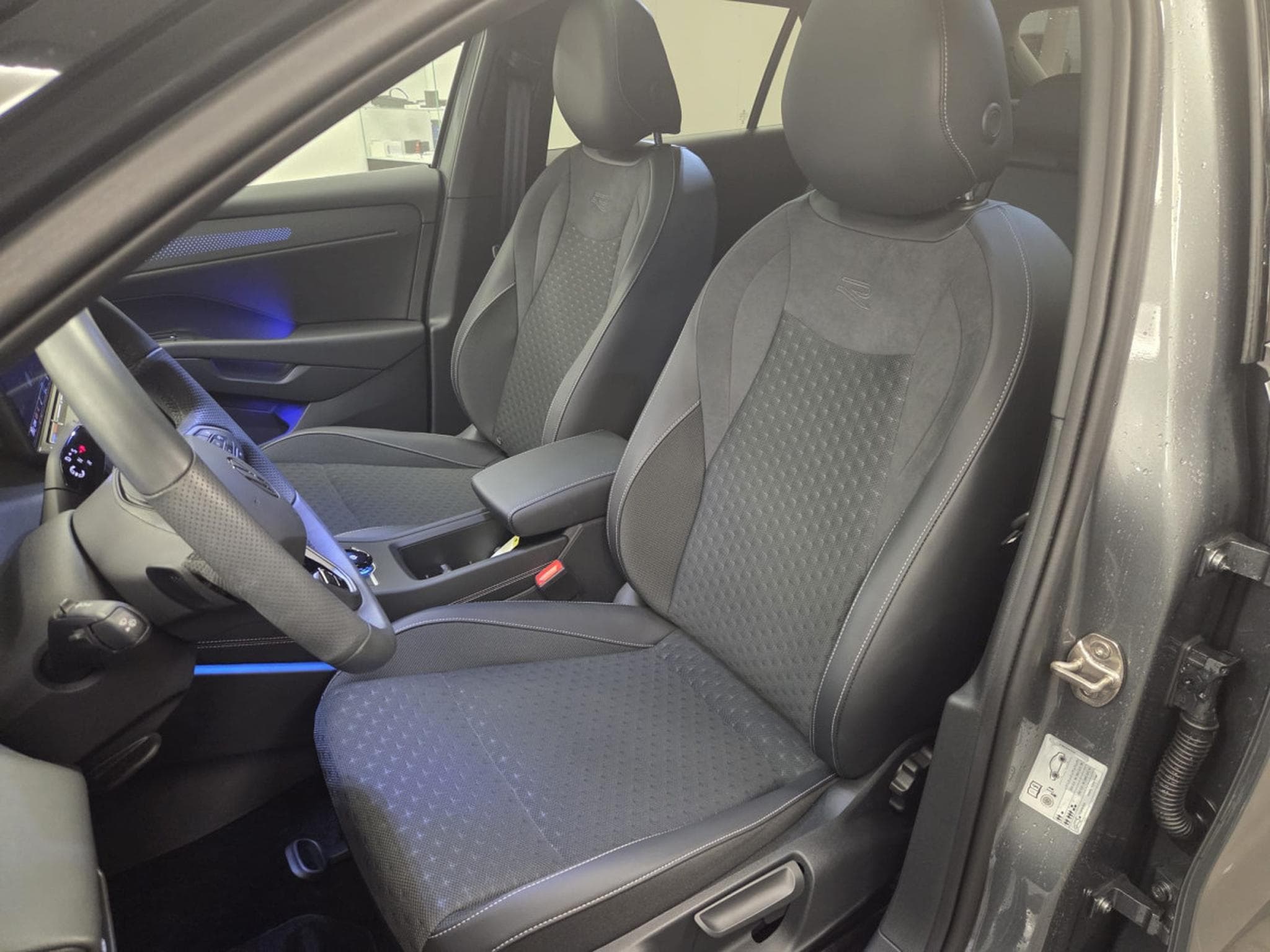 VW T-Roc T-ROC TSI R-Line 150 CV / 110 KW  DSG (2026) - Photo 2