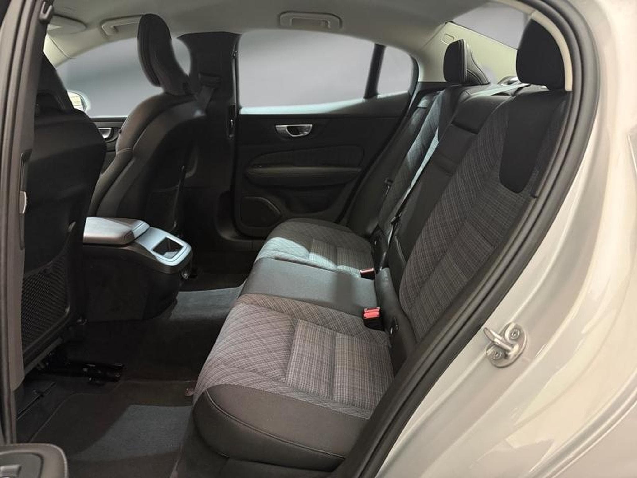 Volvo S60 -46% 2,0 MHEV 197CV Core (2024) - Photo 9